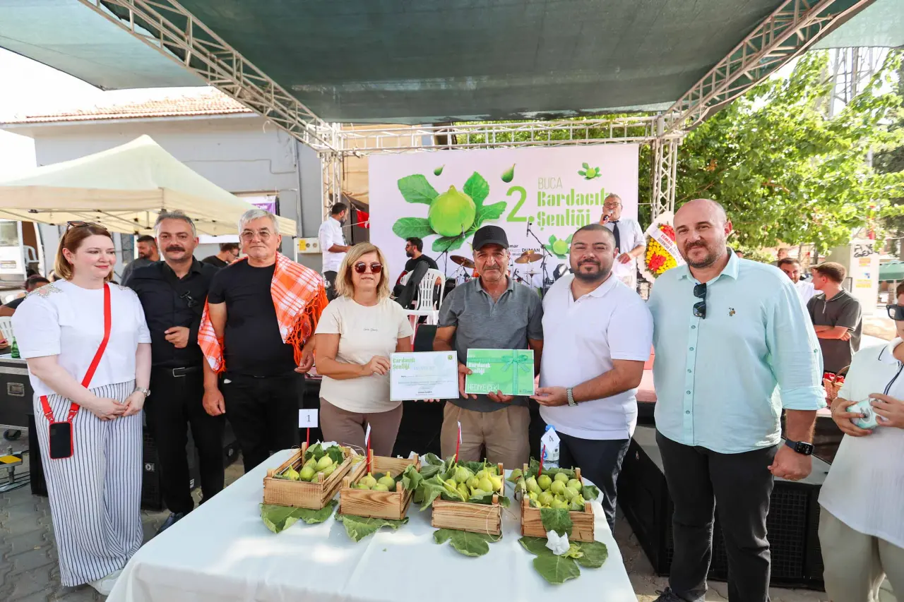 Buca’nın bal tadındaki bardacığını tanıtmak amacıyla Buca Belediyesi’nin ev sahipliğinde gerçekleştirilen 2. Bardacık Şenliği, üretici pazarı, etkinlikler ve konserlerle dolu dolu geçti. Karacaağaç’ın bardacığını, Kırklar’ın kavununu, Belenbaşı’nın kirazını, Doğancılar’ın lavantasını, Kaynaklar’ın razaki üzümünü sadece İzmir’in değil, tüm Türkiye’nin bilmesini istediklerini ifade eden Buca Belediye Başkanı Mimar Görkem Duman, “Bizler her zaman üretecek, çalışacak ve toprağımızın bereketini büyüteceğiz” diye konuştu.