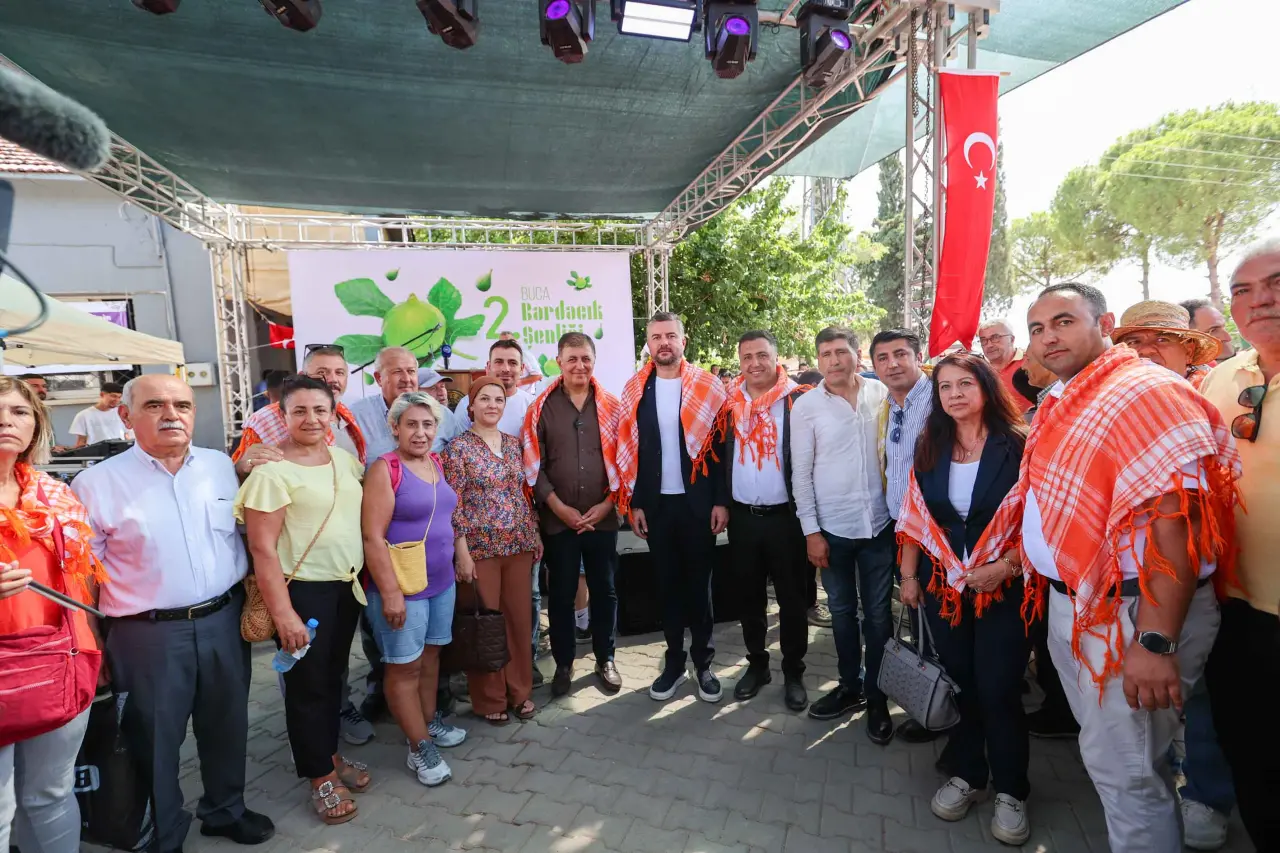 Buca’nın bal tadındaki bardacığını tanıtmak amacıyla Buca Belediyesi’nin ev sahipliğinde gerçekleştirilen 2. Bardacık Şenliği, üretici pazarı, etkinlikler ve konserlerle dolu dolu geçti. Karacaağaç’ın bardacığını, Kırklar’ın kavununu, Belenbaşı’nın kirazını, Doğancılar’ın lavantasını, Kaynaklar’ın razaki üzümünü sadece İzmir’in değil, tüm Türkiye’nin bilmesini istediklerini ifade eden Buca Belediye Başkanı Mimar Görkem Duman, “Bizler her zaman üretecek, çalışacak ve toprağımızın bereketini büyüteceğiz” diye konuştu.