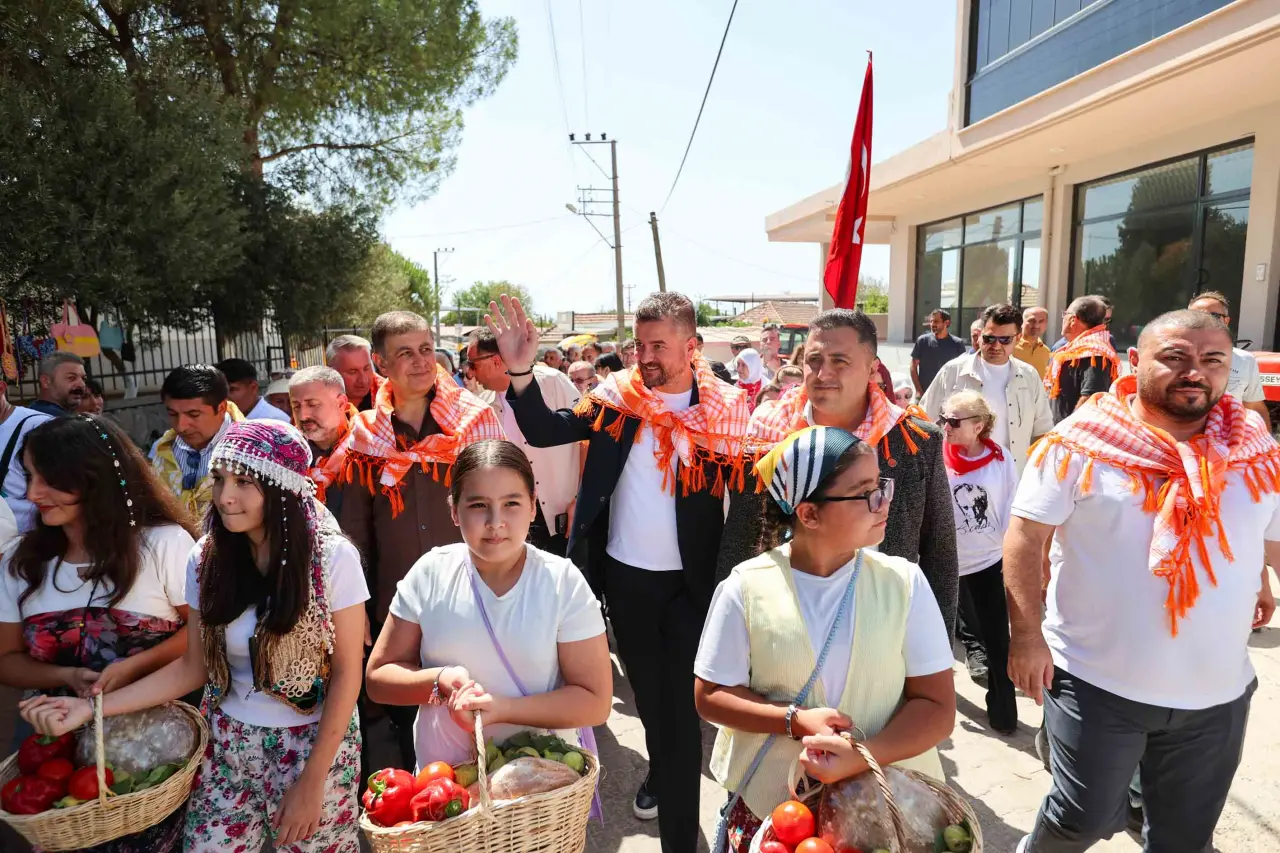Buca’nın bal tadındaki bardacığını tanıtmak amacıyla Buca Belediyesi’nin ev sahipliğinde gerçekleştirilen 2. Bardacık Şenliği, üretici pazarı, etkinlikler ve konserlerle dolu dolu geçti. Karacaağaç’ın bardacığını, Kırklar’ın kavununu, Belenbaşı’nın kirazını, Doğancılar’ın lavantasını, Kaynaklar’ın razaki üzümünü sadece İzmir’in değil, tüm Türkiye’nin bilmesini istediklerini ifade eden Buca Belediye Başkanı Mimar Görkem Duman, “Bizler her zaman üretecek, çalışacak ve toprağımızın bereketini büyüteceğiz” diye konuştu.