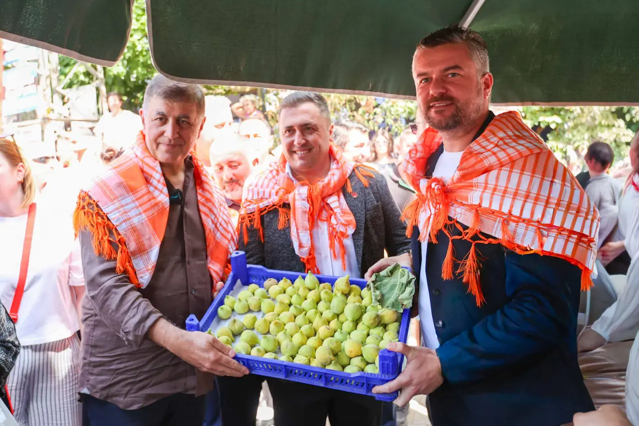 Buca’nın bal tadındaki bardacığını tanıtmak amacıyla Buca Belediyesi’nin ev sahipliğinde gerçekleştirilen 2. Bardacık Şenliği, üretici pazarı, etkinlikler ve konserlerle dolu dolu geçti. Karacaağaç’ın bardacığını, Kırklar’ın kavununu, Belenbaşı’nın kirazını, Doğancılar’ın lavantasını, Kaynaklar’ın razaki üzümünü sadece İzmir’in değil, tüm Türkiye’nin bilmesini istediklerini ifade eden Buca Belediye Başkanı Mimar Görkem Duman, “Bizler her zaman üretecek, çalışacak ve toprağımızın bereketini büyüteceğiz” diye konuştu.