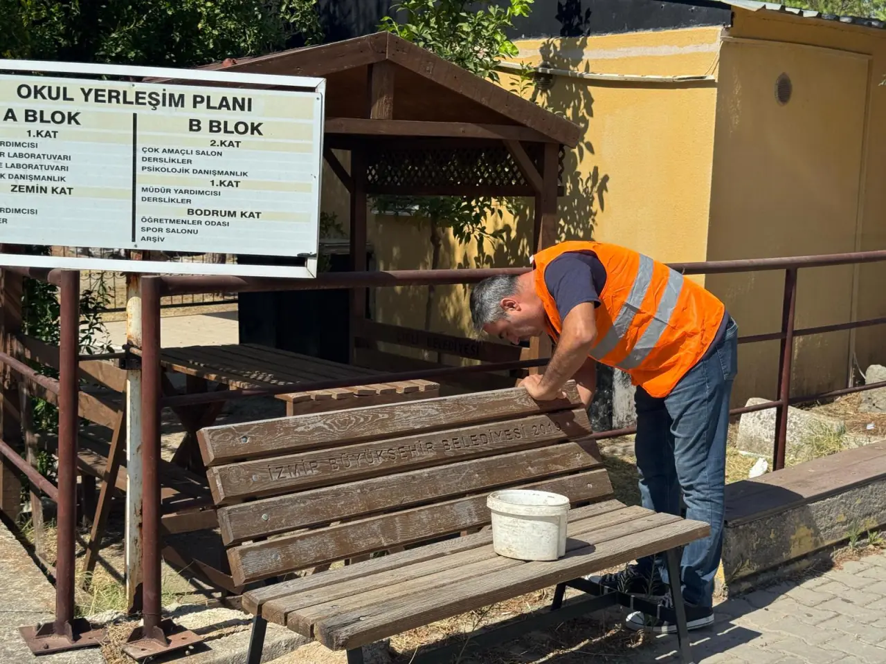 Yeni eğitim-öğretim yılına sayılı günler kala Çiğli Belediyesi, ilçedeki okullarda hummalı bir çalışma başlatarak öğrencilerin daha sağlıklı, güvenli ve temiz ortamlarda eğitim alabilmesi için seferber oldu. Belediye ekipleri, çocukların okul bahçelerinde keyifle vakit geçirebileceği, velilerin ise gönül rahatlığıyla çocuklarını emanet edebileceği bir ortam yaratmak için sahada çalışıyor.