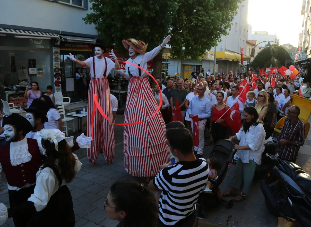 Efes Selçuk Belediyesi tarafından bu yıl 55.si düzenlenecek olan kültür, sanat ve yaşam festivali EFEST, 6-7-8 Eylül tarihlerinde Efes Selçuk ile buluşuyor. “Geçmişi Hisset, Geleceği Keşfet” sloganıyla Efes Selçuk’un kurtuluşunun 103. Yılı EFEST ile üç gün boyunca coşkuyla kutlanacak. EFEST’te bu yıl gastronomik etkinliklere, kültür ve sanat etkinliklerine daha geniş yer verilecek. Usta Gazeteci Uğur Dündar EFEST’in ilk gününde Efes Selçuklular ile bir araya gelecek.