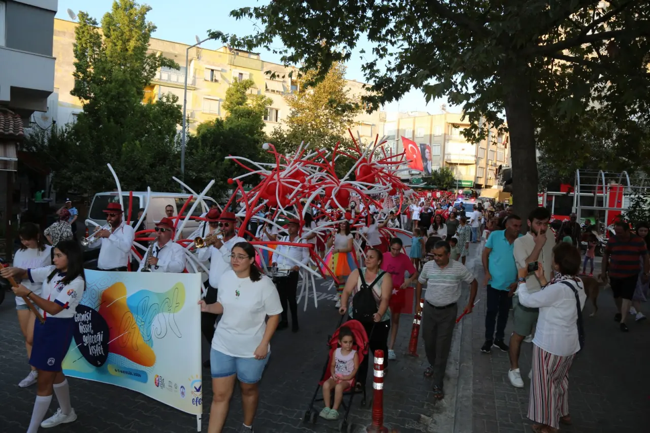 Efes Selçuk Belediyesi tarafından bu yıl 55.si düzenlenecek olan kültür, sanat ve yaşam festivali EFEST, 6-7-8 Eylül tarihlerinde Efes Selçuk ile buluşuyor. “Geçmişi Hisset, Geleceği Keşfet” sloganıyla Efes Selçuk’un kurtuluşunun 103. Yılı EFEST ile üç gün boyunca coşkuyla kutlanacak. EFEST’te bu yıl gastronomik etkinliklere, kültür ve sanat etkinliklerine daha geniş yer verilecek. Usta Gazeteci Uğur Dündar EFEST’in ilk gününde Efes Selçuklular ile bir araya gelecek.