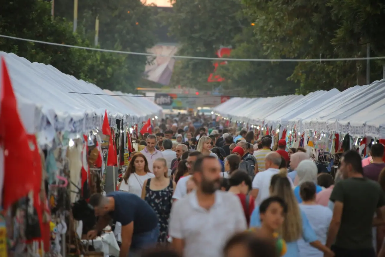 Efes Selçuk Belediyesi tarafından bu yıl 55.si düzenlenecek olan kültür, sanat ve yaşam festivali EFEST, 6-7-8 Eylül tarihlerinde Efes Selçuk ile buluşuyor. “Geçmişi Hisset, Geleceği Keşfet” sloganıyla Efes Selçuk’un kurtuluşunun 103. Yılı EFEST ile üç gün boyunca coşkuyla kutlanacak. EFEST’te bu yıl gastronomik etkinliklere, kültür ve sanat etkinliklerine daha geniş yer verilecek. Usta Gazeteci Uğur Dündar EFEST’in ilk gününde Efes Selçuklular ile bir araya gelecek.