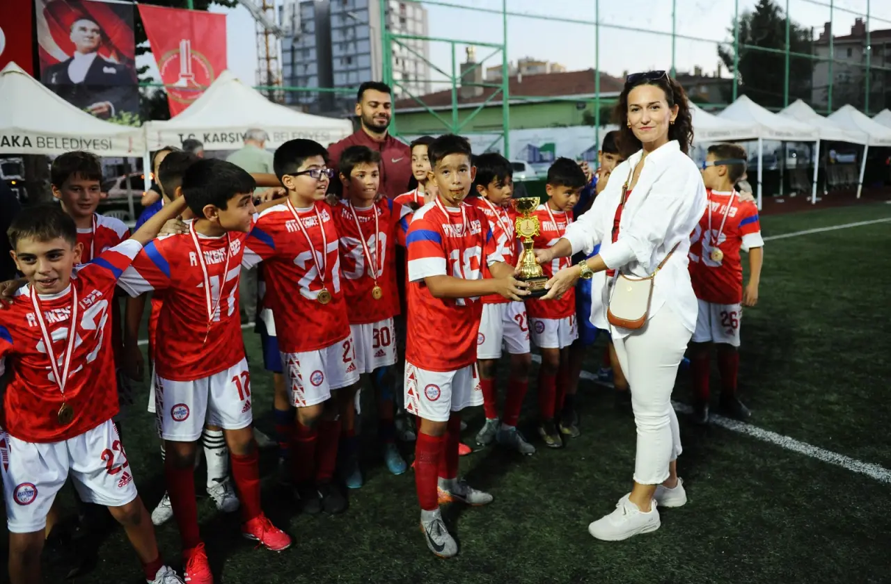 Karşıyaka’da 30 Ağustos Zafer Bayramı etkinlikleri kapsamında U-12 Zafer Kupası Turnuvası gerçekleştirildi. Karşıyaka Belediyesi ile Karşıyaka Amatör Spor Kulüpleri Birliği ortaklığında düzenlenen turnuvada 13 takım yarıştı, kazanan dostluk oldu. Belediye Başkanı Yıldız Ünsal, “Zafer Kupası Turnuvası’na katılan tüm çocuklarımızı yürekten kutluyorum, Zafer Bayramımız bir kez daha kutlu olsun” dedi.