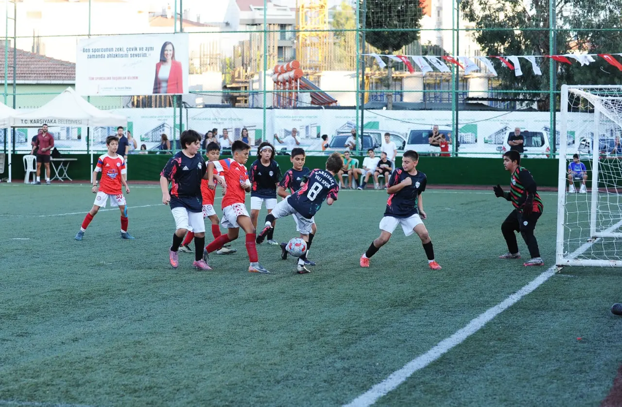 Karşıyaka’da 30 Ağustos Zafer Bayramı etkinlikleri kapsamında U-12 Zafer Kupası Turnuvası gerçekleştirildi. Karşıyaka Belediyesi ile Karşıyaka Amatör Spor Kulüpleri Birliği ortaklığında düzenlenen turnuvada 13 takım yarıştı, kazanan dostluk oldu. Belediye Başkanı Yıldız Ünsal, “Zafer Kupası Turnuvası’na katılan tüm çocuklarımızı yürekten kutluyorum, Zafer Bayramımız bir kez daha kutlu olsun” dedi.