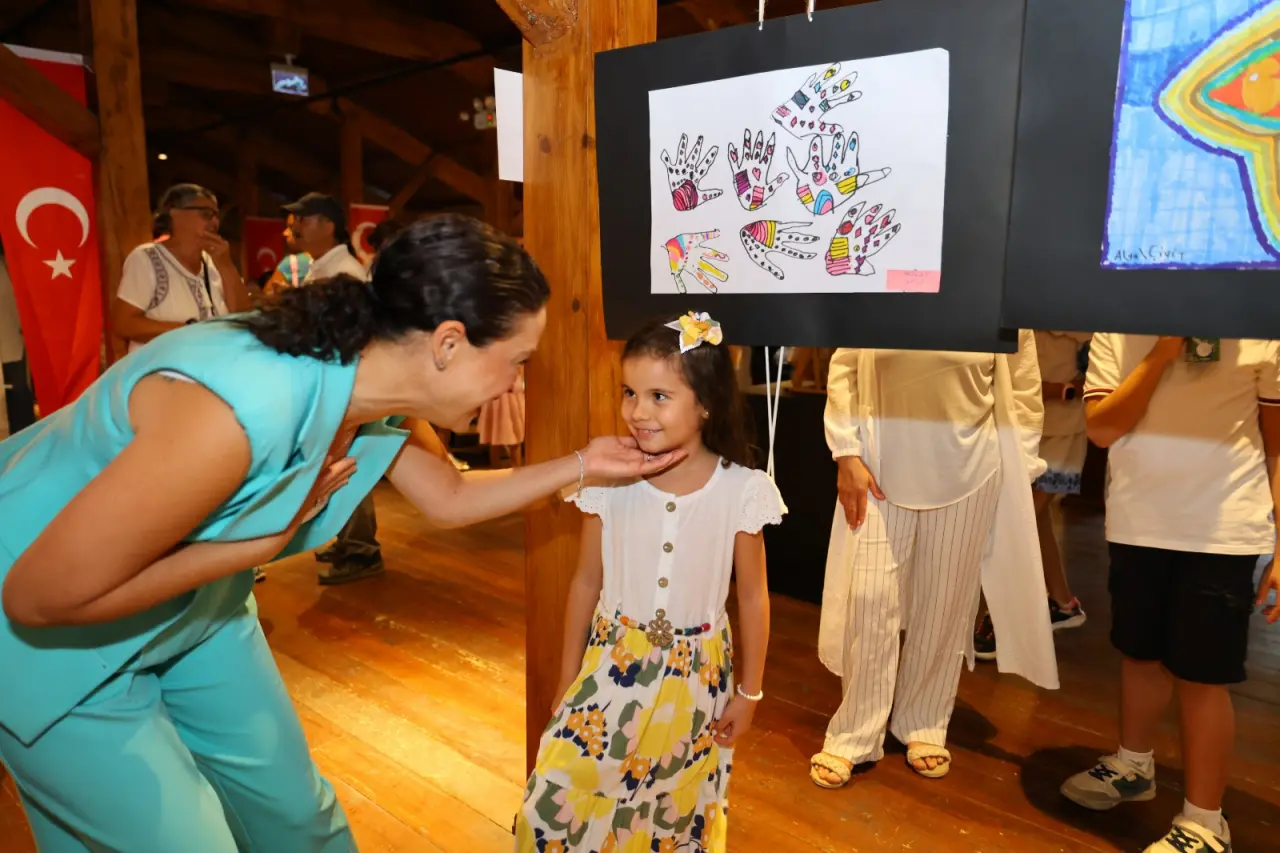 Efes Selçuk, 1 Eylül Dünya Barış Günü’nü çocukların gözünden ve sanatın diliyle kutladı. Selçuk Efes Kent Belleği’nde açılan “Barışın Çocukları” Sergisi ve düzenlenen etkinlikte Efes Selçuklu çocuklar yeteneklerini sahneye taşıdı.