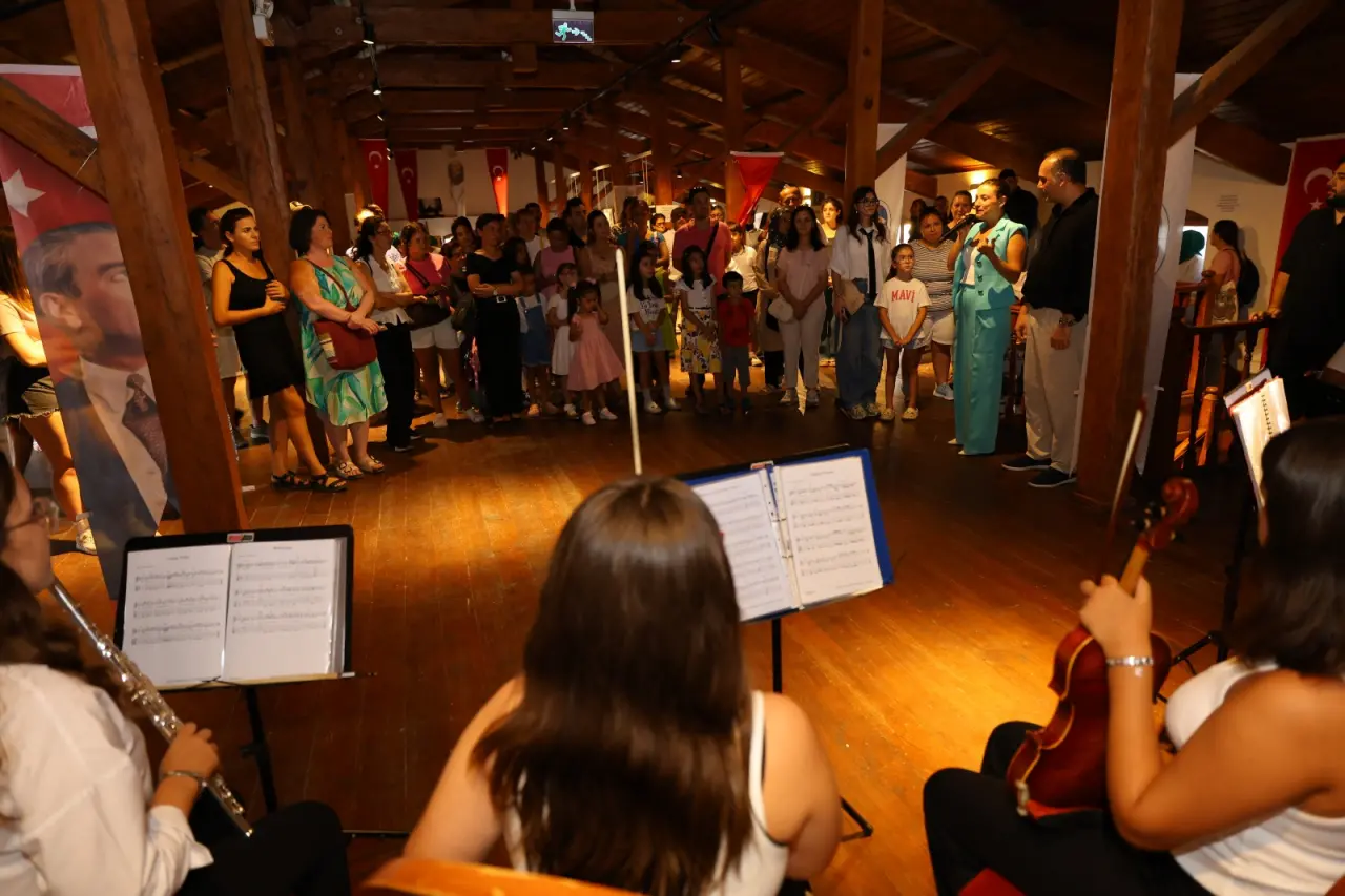 Efes Selçuk, 1 Eylül Dünya Barış Günü’nü çocukların gözünden ve sanatın diliyle kutladı. Selçuk Efes Kent Belleği’nde açılan “Barışın Çocukları” Sergisi ve düzenlenen etkinlikte Efes Selçuklu çocuklar yeteneklerini sahneye taşıdı.