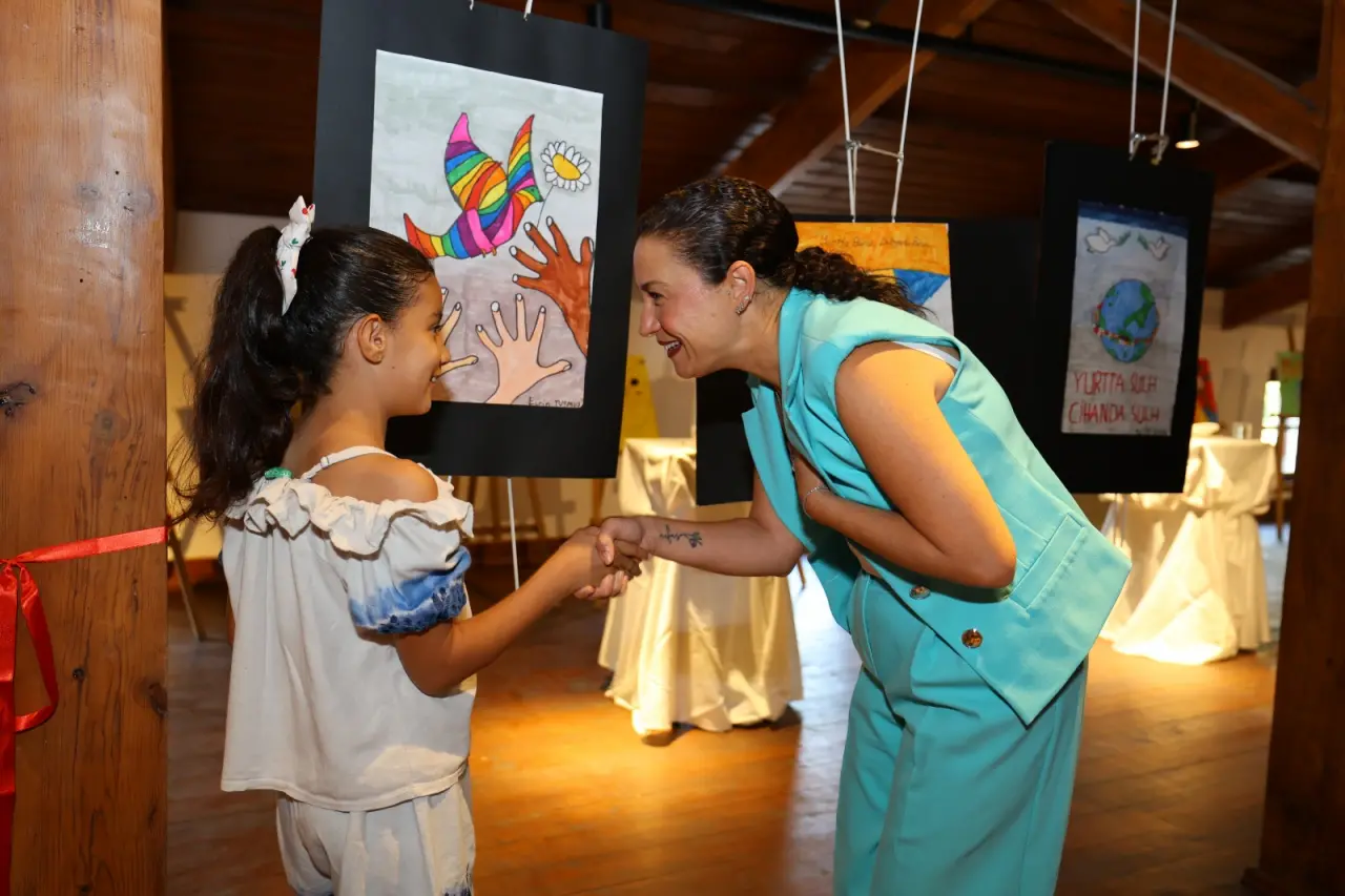 Efes Selçuk, 1 Eylül Dünya Barış Günü’nü çocukların gözünden ve sanatın diliyle kutladı. Selçuk Efes Kent Belleği’nde açılan “Barışın Çocukları” Sergisi ve düzenlenen etkinlikte Efes Selçuklu çocuklar yeteneklerini sahneye taşıdı.