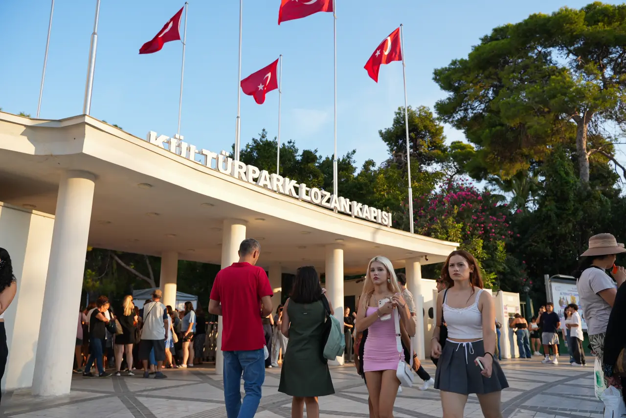 Dünyanın en köklü uluslararası genel ticaret fuarlarından ve Türkiye’nin ilk fuarı İzmir Enternasyonal Fuarı (İEF), 94’üncü kez kapılarını açıyor. İzmir Büyükşehir Belediyesi ev sahipliğinde İZFAŞ tarafından düzenlenen fuar, 29 Ağustos-9 Eylül 2025 tarihleri arasında Kültürpark’ta ziyaretçileri ağırlayacak.