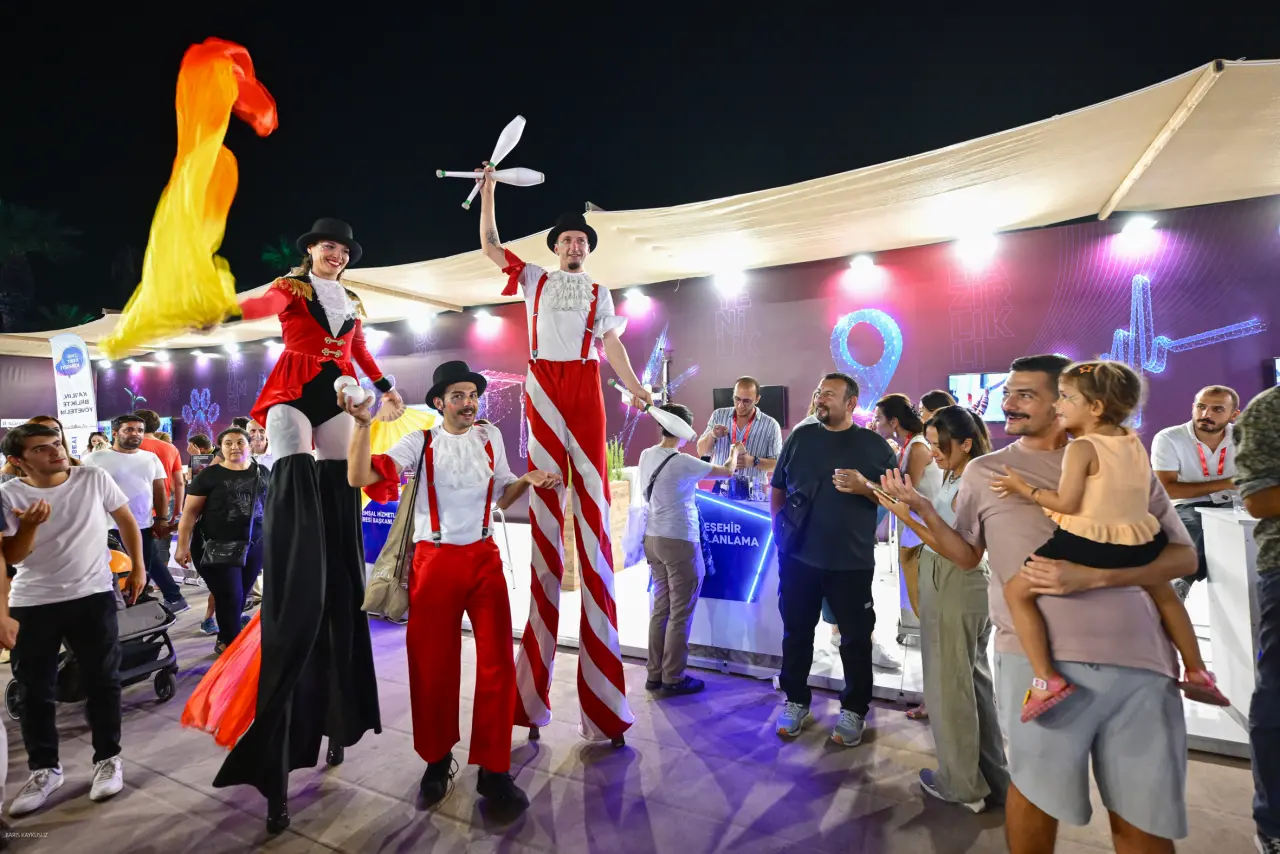 Dünyanın en köklü uluslararası genel ticaret fuarlarından ve Türkiye’nin ilk fuarı İzmir Enternasyonal Fuarı (İEF), 94’üncü kez kapılarını açıyor. İzmir Büyükşehir Belediyesi ev sahipliğinde İZFAŞ tarafından düzenlenen fuar, 29 Ağustos-9 Eylül 2025 tarihleri arasında Kültürpark’ta ziyaretçileri ağırlayacak.