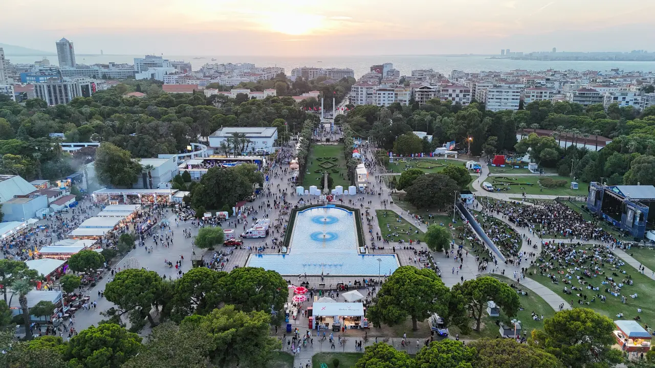 Dünyanın en köklü uluslararası genel ticaret fuarlarından ve Türkiye’nin ilk fuarı İzmir Enternasyonal Fuarı (İEF), 94’üncü kez kapılarını açıyor. İzmir Büyükşehir Belediyesi ev sahipliğinde İZFAŞ tarafından düzenlenen fuar, 29 Ağustos-9 Eylül 2025 tarihleri arasında Kültürpark’ta ziyaretçileri ağırlayacak.