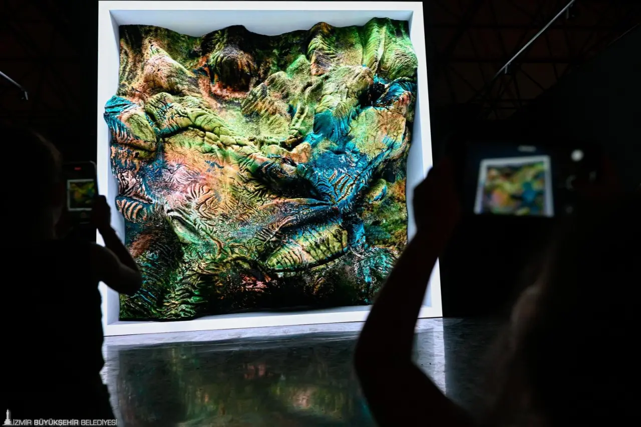 94. İzmir Enternasyonal Fuarı (İEF) kapsamında, Kültürpark Atlas Pavyonu’nda kapılarını açan “Ve Mavi Gözleri Çakmak Çakmaktı” Atatürk Sergisi ile Refik Anadol’un “Şifanın Algısı” ve “Makine Rüyaları: Ege” sergileri, ilk günden itibaren büyük beğeni topladı.