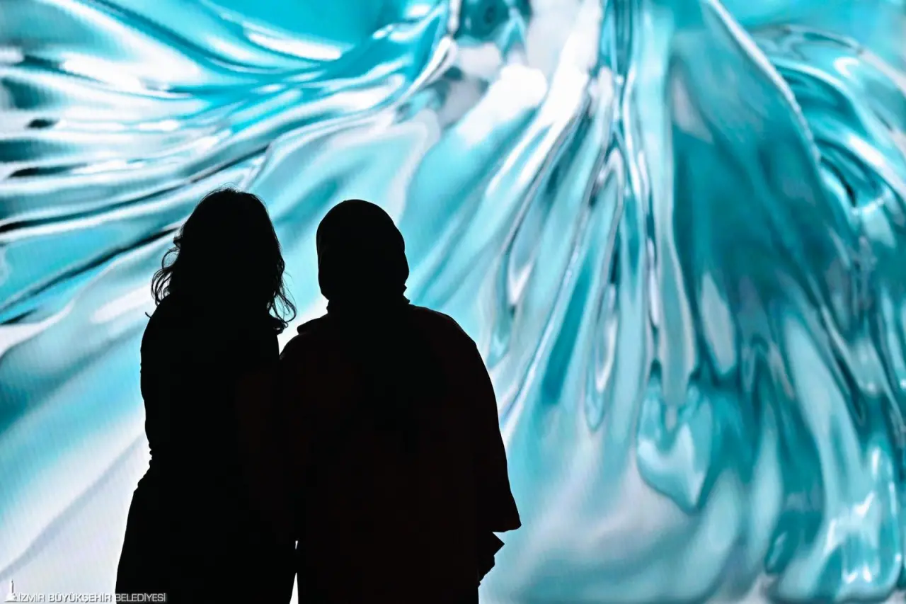 94. İzmir Enternasyonal Fuarı (İEF) kapsamında, Kültürpark Atlas Pavyonu’nda kapılarını açan “Ve Mavi Gözleri Çakmak Çakmaktı” Atatürk Sergisi ile Refik Anadol’un “Şifanın Algısı” ve “Makine Rüyaları: Ege” sergileri, ilk günden itibaren büyük beğeni topladı.