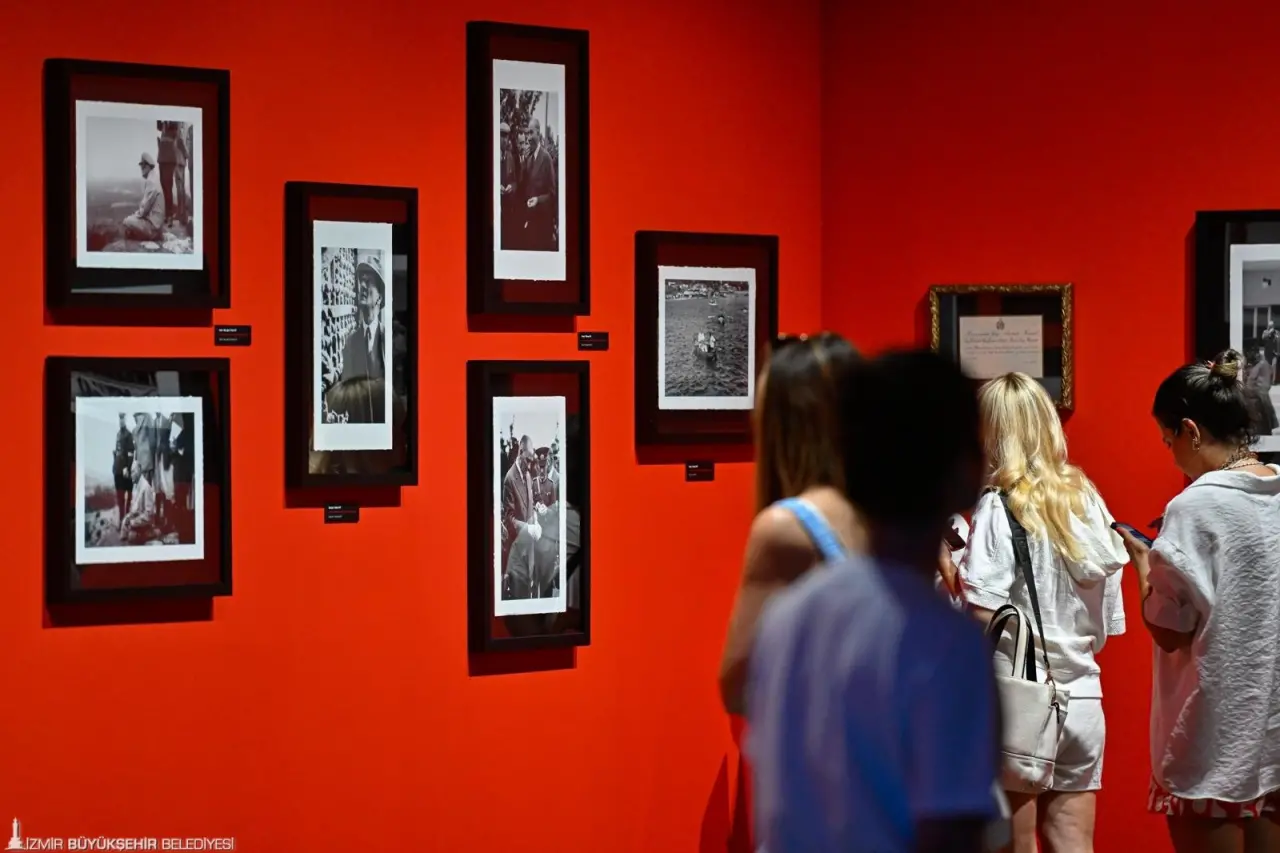 94. İzmir Enternasyonal Fuarı (İEF) kapsamında, Kültürpark Atlas Pavyonu’nda kapılarını açan “Ve Mavi Gözleri Çakmak Çakmaktı” Atatürk Sergisi ile Refik Anadol’un “Şifanın Algısı” ve “Makine Rüyaları: Ege” sergileri, ilk günden itibaren büyük beğeni topladı.