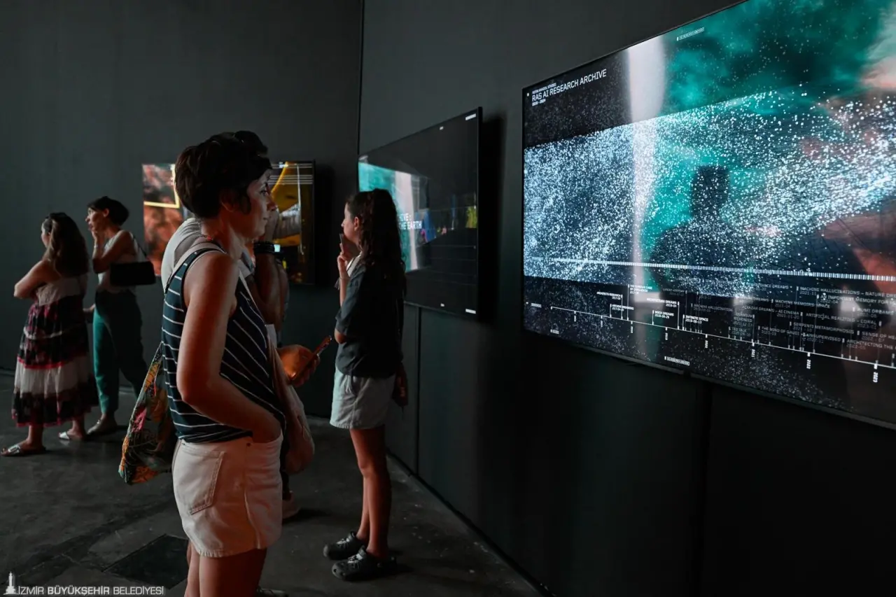 94. İzmir Enternasyonal Fuarı (İEF) kapsamında, Kültürpark Atlas Pavyonu’nda kapılarını açan “Ve Mavi Gözleri Çakmak Çakmaktı” Atatürk Sergisi ile Refik Anadol’un “Şifanın Algısı” ve “Makine Rüyaları: Ege” sergileri, ilk günden itibaren büyük beğeni topladı.