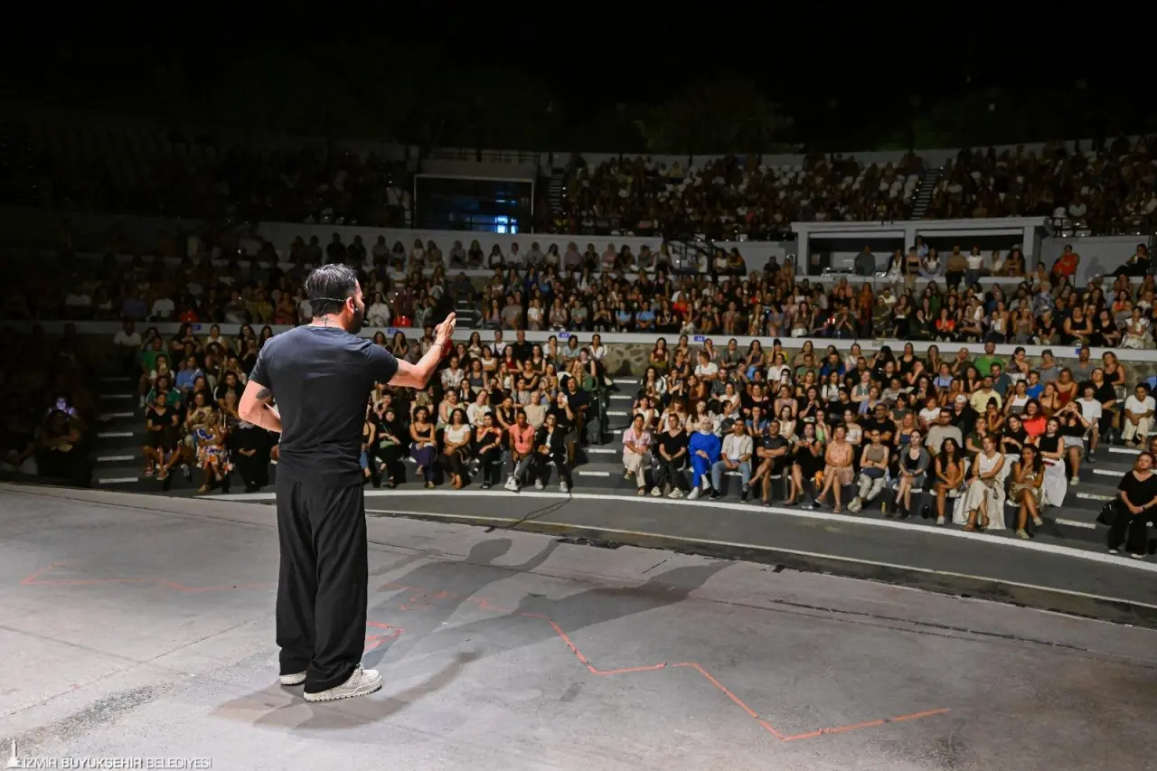 İzmir Enternasyonal Fuarı’nın kültür-sanat alanındaki önemli duraklarından Atatürk Açık Hava Tiyatrosu, etkinliklerinin ikinci gününde kahkaha dolu bir geceye ev sahipliği yaptı. Yazar Aşkım Kapışmak, stand-up gösterisiyle sahnedeydi. Fuar ziyaretçileri, gösteriye büyük ilgi gösterdi.