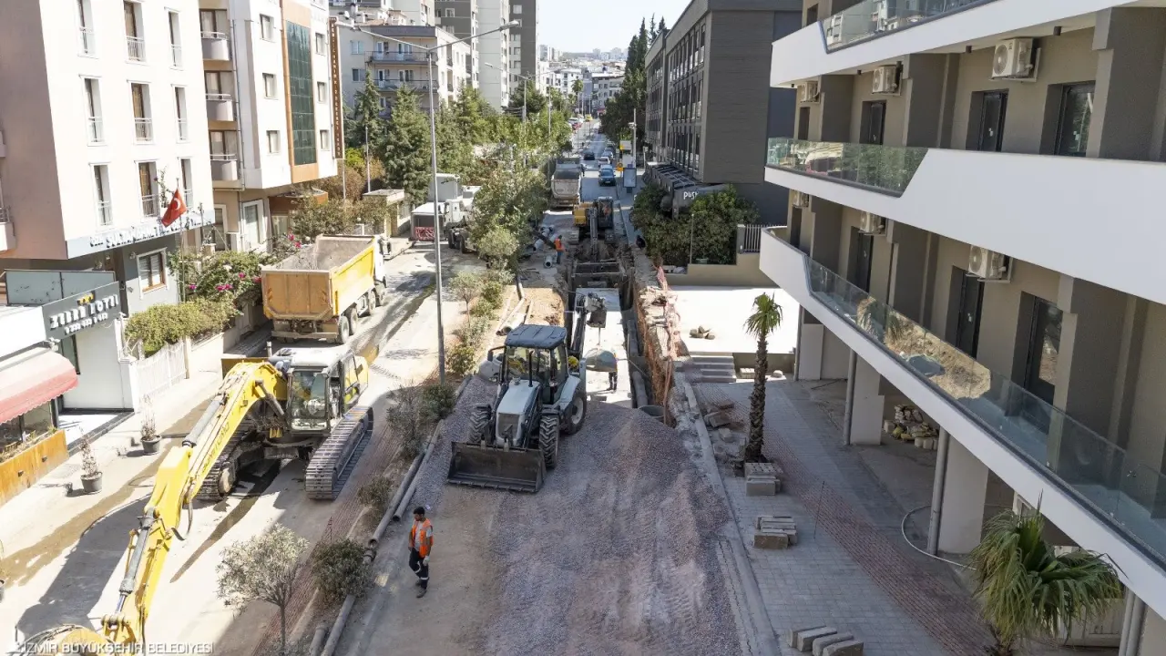 İzmir Büyükşehir Belediyesi İZSU Genel Müdürlüğü’nün yaklaşık 400 milyon liralık yatırımıyla Buca’da su taşkınları tarihe karışacak. Özmen Caddesi’ndeki çalışmaları tamamlayan ekipler Erdem Caddesi’nde atık su ve yağmur suyu hattı imalatlarını sürdürüyor.
