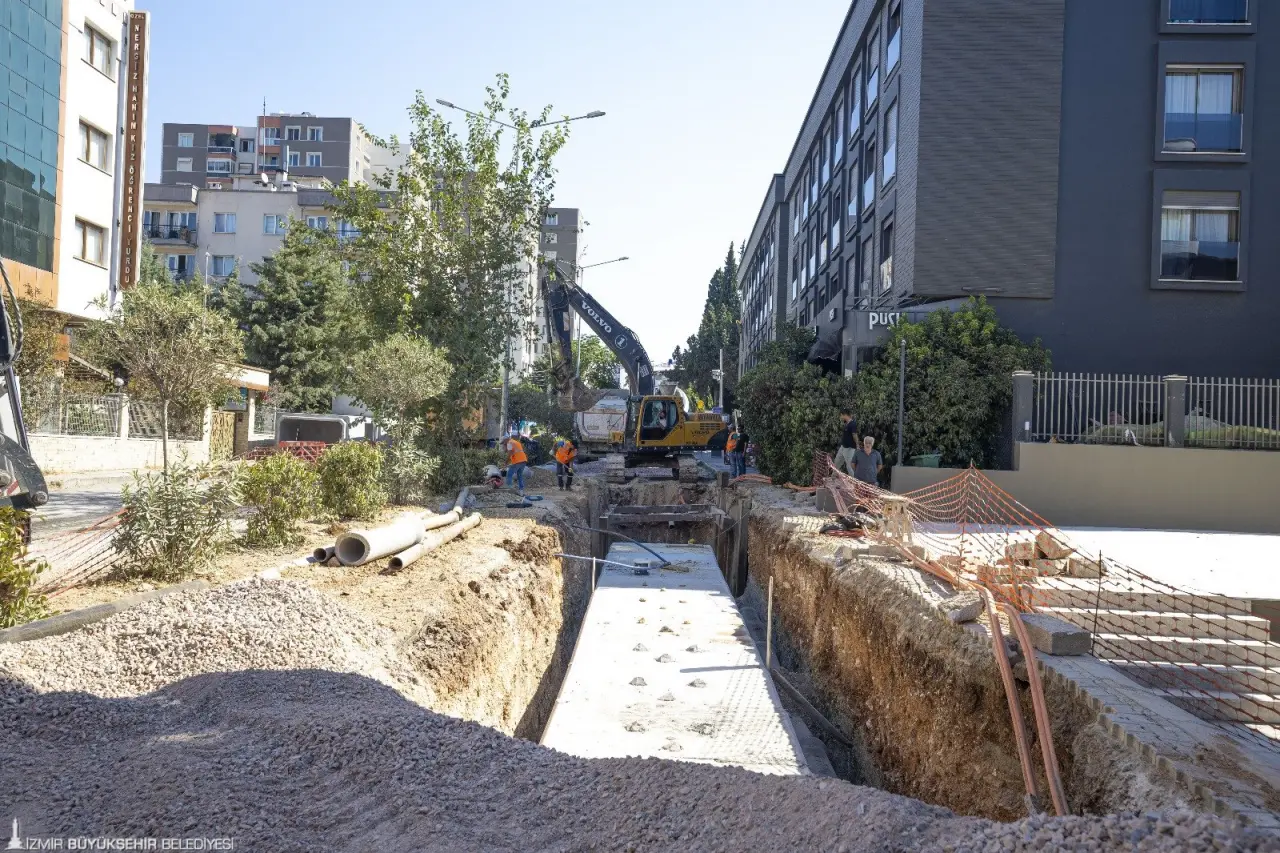 İzmir Büyükşehir Belediyesi İZSU Genel Müdürlüğü’nün yaklaşık 400 milyon liralık yatırımıyla Buca’da su taşkınları tarihe karışacak. Özmen Caddesi’ndeki çalışmaları tamamlayan ekipler Erdem Caddesi’nde atık su ve yağmur suyu hattı imalatlarını sürdürüyor.