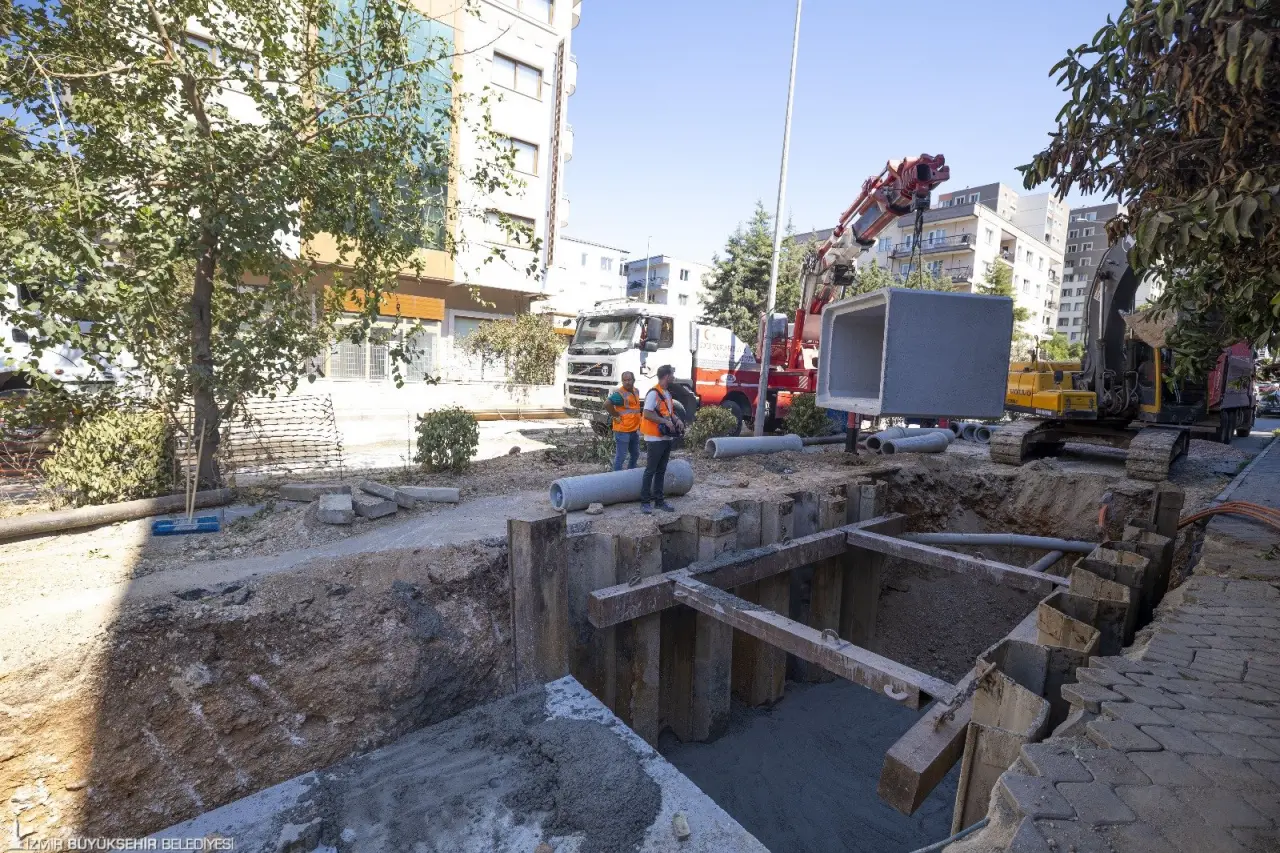İzmir Büyükşehir Belediyesi İZSU Genel Müdürlüğü’nün yaklaşık 400 milyon liralık yatırımıyla Buca’da su taşkınları tarihe karışacak. Özmen Caddesi’ndeki çalışmaları tamamlayan ekipler Erdem Caddesi’nde atık su ve yağmur suyu hattı imalatlarını sürdürüyor.