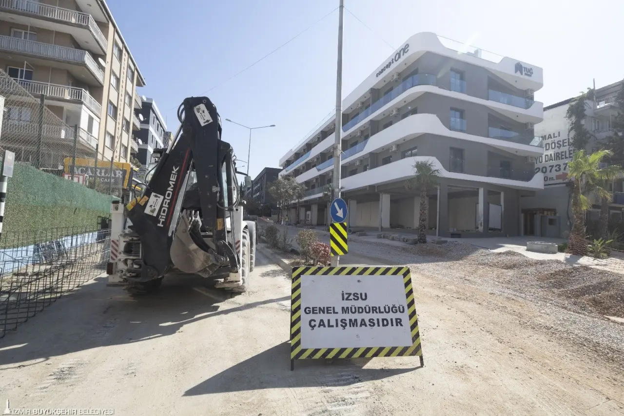 İzmir Büyükşehir Belediyesi İZSU Genel Müdürlüğü’nün yaklaşık 400 milyon liralık yatırımıyla Buca’da su taşkınları tarihe karışacak. Özmen Caddesi’ndeki çalışmaları tamamlayan ekipler Erdem Caddesi’nde atık su ve yağmur suyu hattı imalatlarını sürdürüyor.