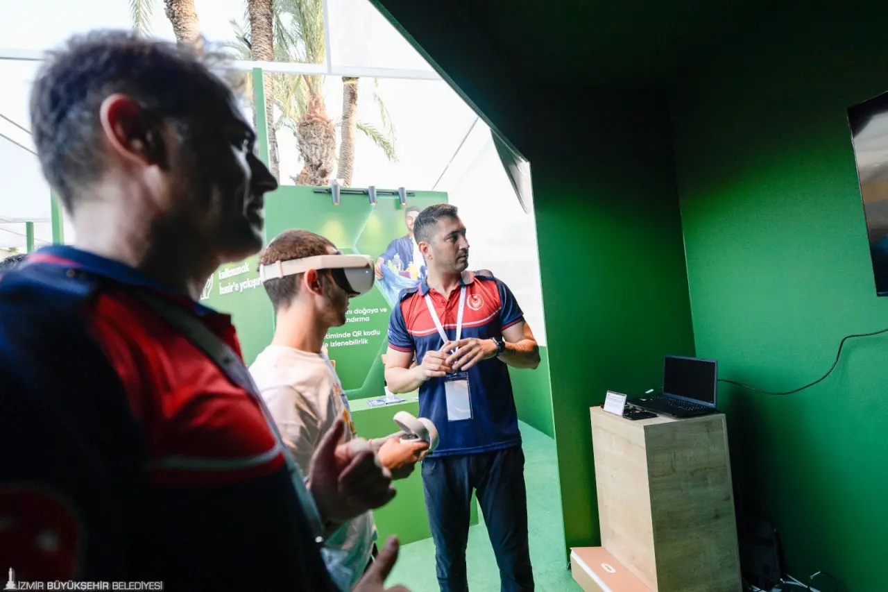 İzmir Büyükşehir Belediyesi İtfaiye Dairesi Başkanlığı, 94. İzmir Enternasyonal Fuarı’ndaki (İEF) standında yurttaşları yangınlara karşı bilinçlendiriyor. Sanal gerçeklik tabanlı yangın söndürme eğitim simülasyonunu deneyimleyenler gerçeğe yakın senaryolar karşısında büyük bir heyecanla yangına müdahale ediyor.