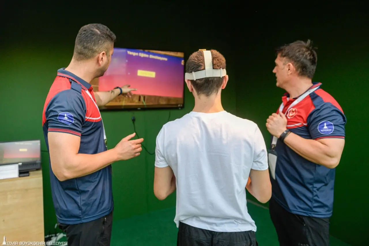 İzmir Büyükşehir Belediyesi İtfaiye Dairesi Başkanlığı, 94. İzmir Enternasyonal Fuarı’ndaki (İEF) standında yurttaşları yangınlara karşı bilinçlendiriyor. Sanal gerçeklik tabanlı yangın söndürme eğitim simülasyonunu deneyimleyenler gerçeğe yakın senaryolar karşısında büyük bir heyecanla yangına müdahale ediyor.
