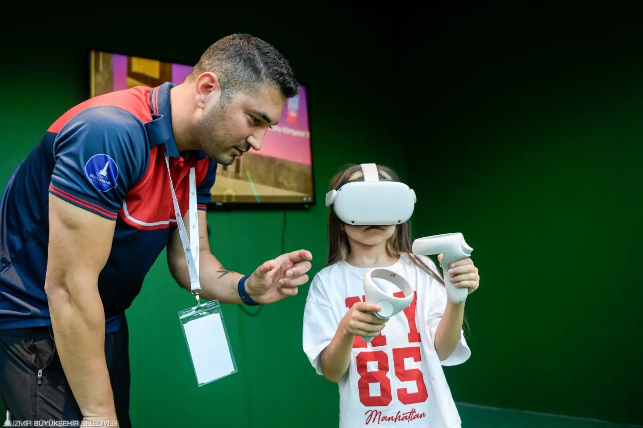 İzmir Büyükşehir Belediyesi İtfaiye Dairesi Başkanlığı, 94. İzmir Enternasyonal Fuarı’ndaki (İEF) standında yurttaşları yangınlara karşı bilinçlendiriyor. Sanal gerçeklik tabanlı yangın söndürme eğitim simülasyonunu deneyimleyenler gerçeğe yakın senaryolar karşısında büyük bir heyecanla yangına müdahale ediyor.