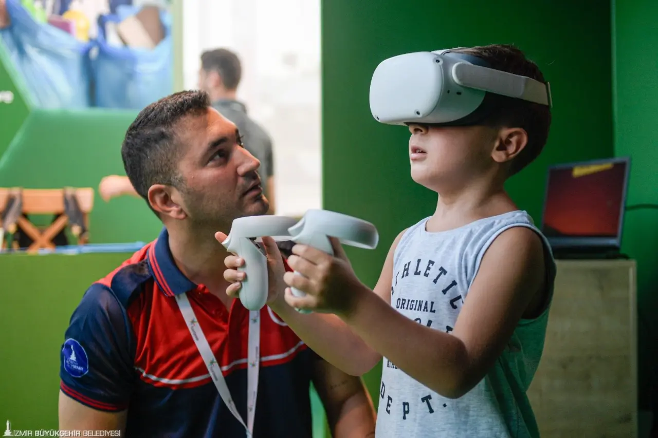 İzmir Büyükşehir Belediyesi İtfaiye Dairesi Başkanlığı, 94. İzmir Enternasyonal Fuarı’ndaki (İEF) standında yurttaşları yangınlara karşı bilinçlendiriyor. Sanal gerçeklik tabanlı yangın söndürme eğitim simülasyonunu deneyimleyenler gerçeğe yakın senaryolar karşısında büyük bir heyecanla yangına müdahale ediyor.
