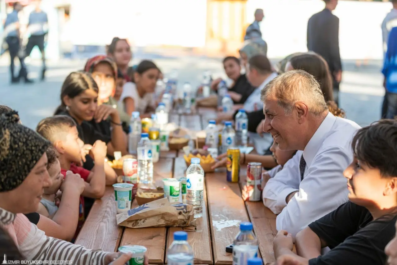 İzmir Büyükşehir Belediye Başkanı Dr. Cemil Tugay, kentin farklı noktalarında bulunan Dayanışma Noktalarından misafir edilen anne ve çocuklarla 94. İzmir Enternasyonal Fuarı’nda buluşmaya devam ediyor. Kültürpark’taki yeme içme alanında çocuklarla bir araya gelen Başkan Dr. Cemil Tugay, miniklerin taleplerini dinledi. 
