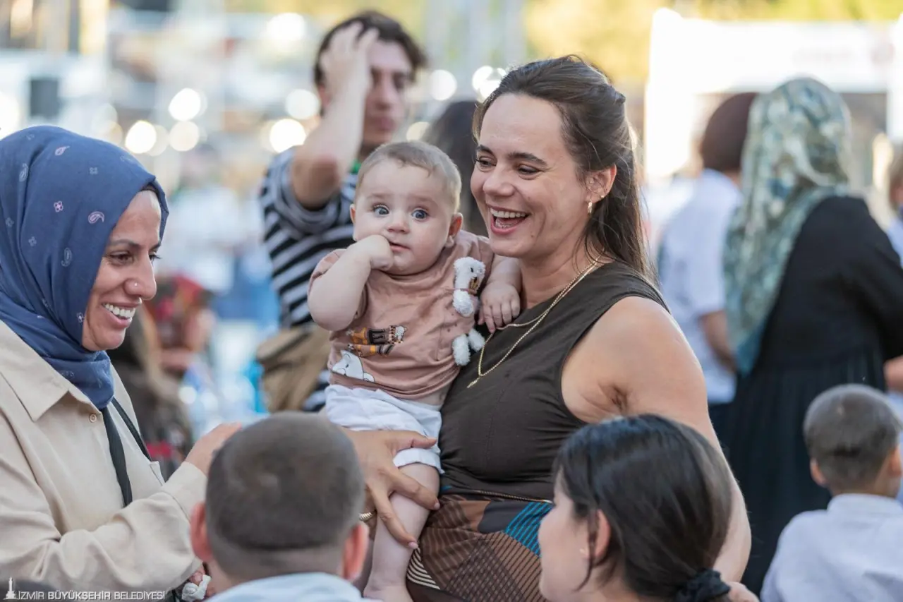 İzmir Büyükşehir Belediye Başkanı Dr. Cemil Tugay, kentin farklı noktalarında bulunan Dayanışma Noktalarından misafir edilen anne ve çocuklarla 94. İzmir Enternasyonal Fuarı’nda buluşmaya devam ediyor. Kültürpark’taki yeme içme alanında çocuklarla bir araya gelen Başkan Dr. Cemil Tugay, miniklerin taleplerini dinledi. 
