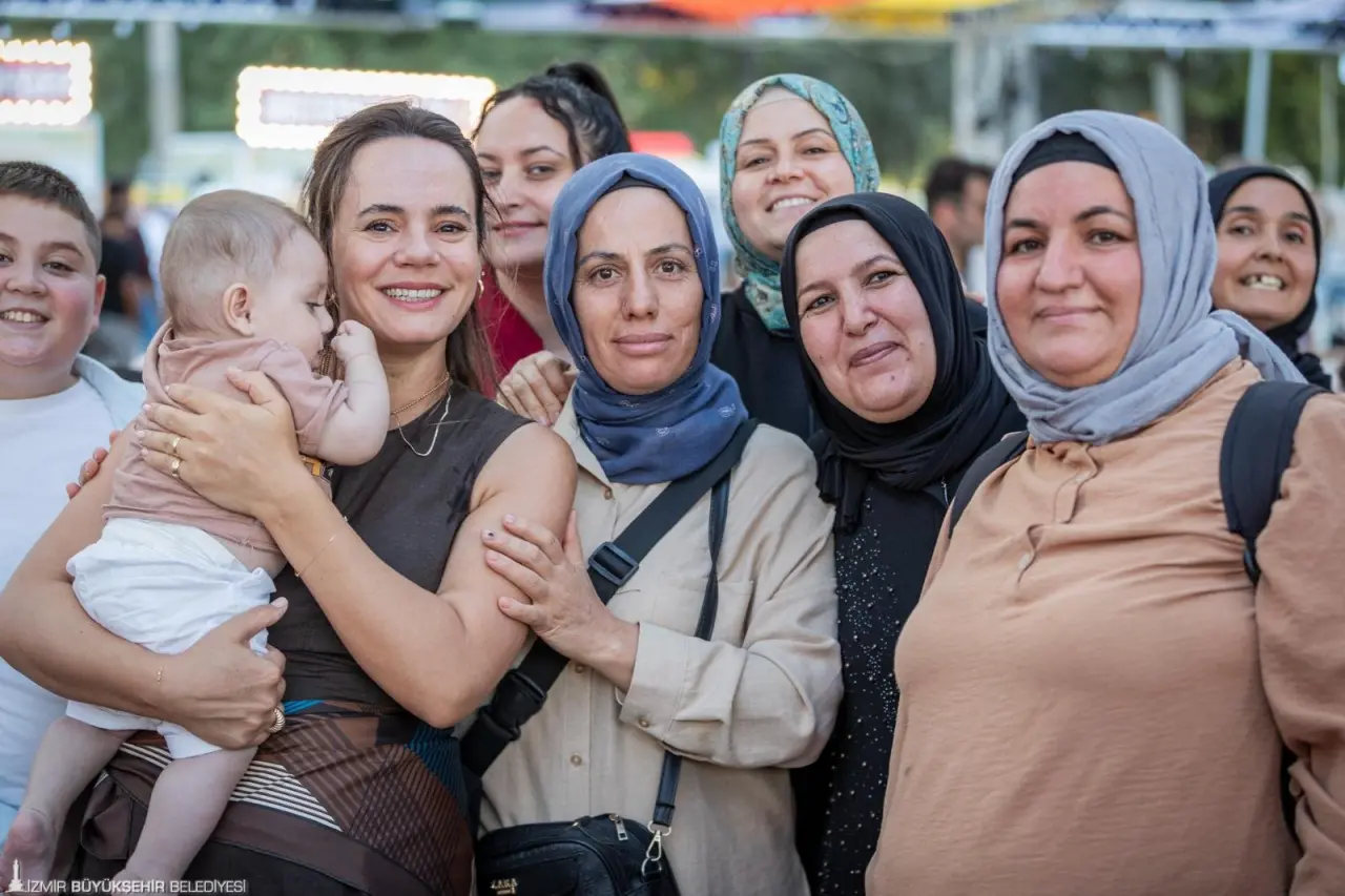 İzmir Büyükşehir Belediye Başkanı Dr. Cemil Tugay, kentin farklı noktalarında bulunan Dayanışma Noktalarından misafir edilen anne ve çocuklarla 94. İzmir Enternasyonal Fuarı’nda buluşmaya devam ediyor. Kültürpark’taki yeme içme alanında çocuklarla bir araya gelen Başkan Dr. Cemil Tugay, miniklerin taleplerini dinledi. 