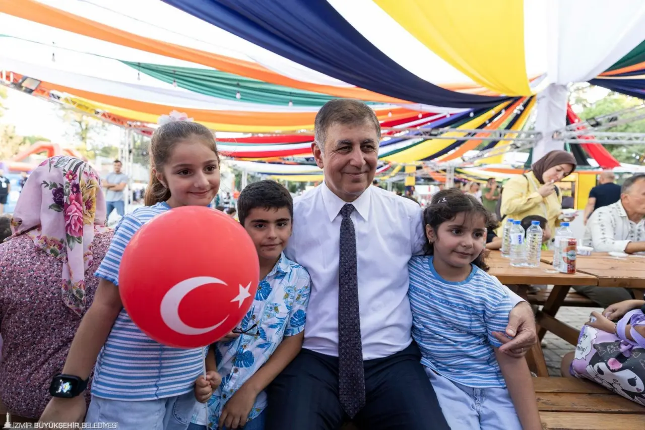 İzmir Büyükşehir Belediye Başkanı Dr. Cemil Tugay, kentin farklı noktalarında bulunan Dayanışma Noktalarından misafir edilen anne ve çocuklarla 94. İzmir Enternasyonal Fuarı’nda buluşmaya devam ediyor. Kültürpark’taki yeme içme alanında çocuklarla bir araya gelen Başkan Dr. Cemil Tugay, miniklerin taleplerini dinledi. 
