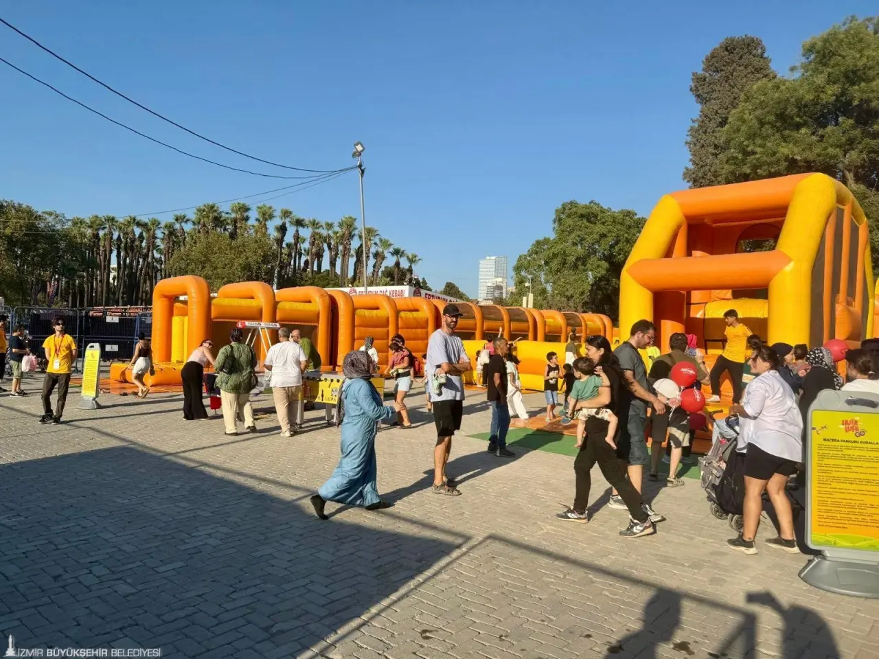 Bu yıl 94. kez kapılarını açan İzmir Enternasyonal Fuarı (İEF) kapsamında çocuklar, gençler ve kadınlar için özel olarak hazırlanan alanlarda gün boyu ücretsiz pek çok etkinlik ve atölye çalışması düzenleniyor. Katılanlar hem eğleniyor hem öğreniyor hem de farkındalık kazanıyor.