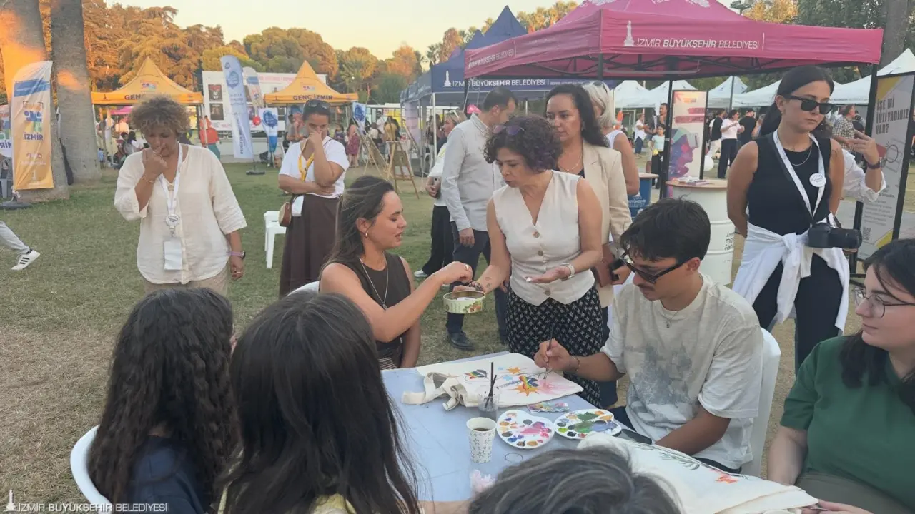 Bu yıl 94. kez kapılarını açan İzmir Enternasyonal Fuarı (İEF) kapsamında çocuklar, gençler ve kadınlar için özel olarak hazırlanan alanlarda gün boyu ücretsiz pek çok etkinlik ve atölye çalışması düzenleniyor. Katılanlar hem eğleniyor hem öğreniyor hem de farkındalık kazanıyor.