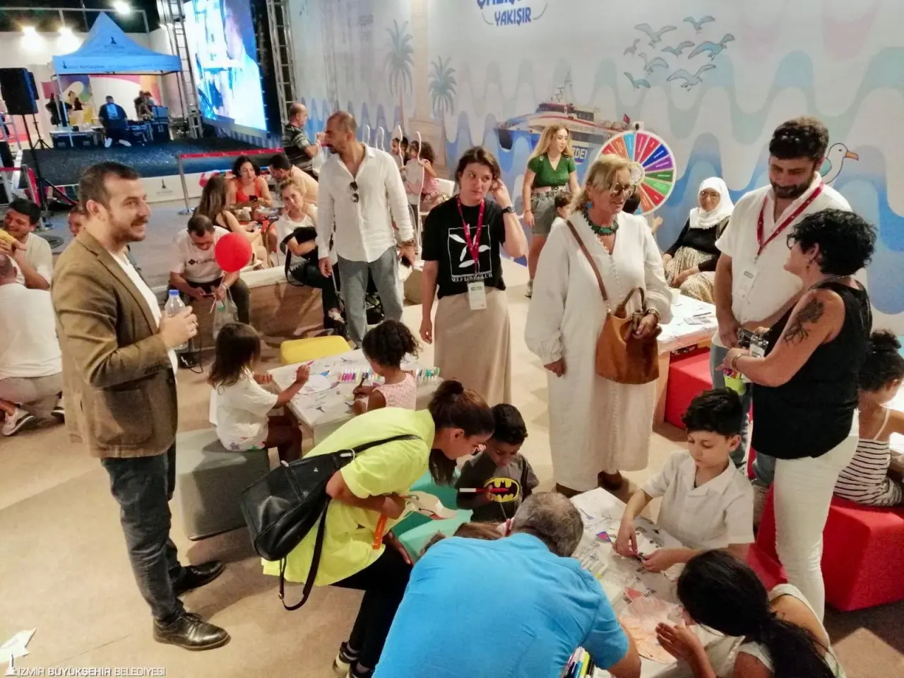 Bu yıl 94. kez kapılarını açan İzmir Enternasyonal Fuarı (İEF) kapsamında çocuklar, gençler ve kadınlar için özel olarak hazırlanan alanlarda gün boyu ücretsiz pek çok etkinlik ve atölye çalışması düzenleniyor. Katılanlar hem eğleniyor hem öğreniyor hem de farkındalık kazanıyor.