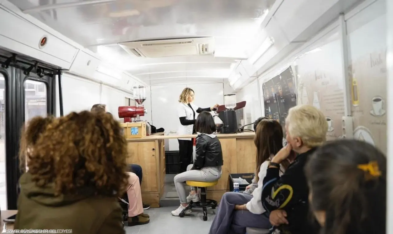 Bu yıl 94. kez kapılarını açan İzmir Enternasyonal Fuarı (İEF) kapsamında çocuklar, gençler ve kadınlar için özel olarak hazırlanan alanlarda gün boyu ücretsiz pek çok etkinlik ve atölye çalışması düzenleniyor. Katılanlar hem eğleniyor hem öğreniyor hem de farkındalık kazanıyor.