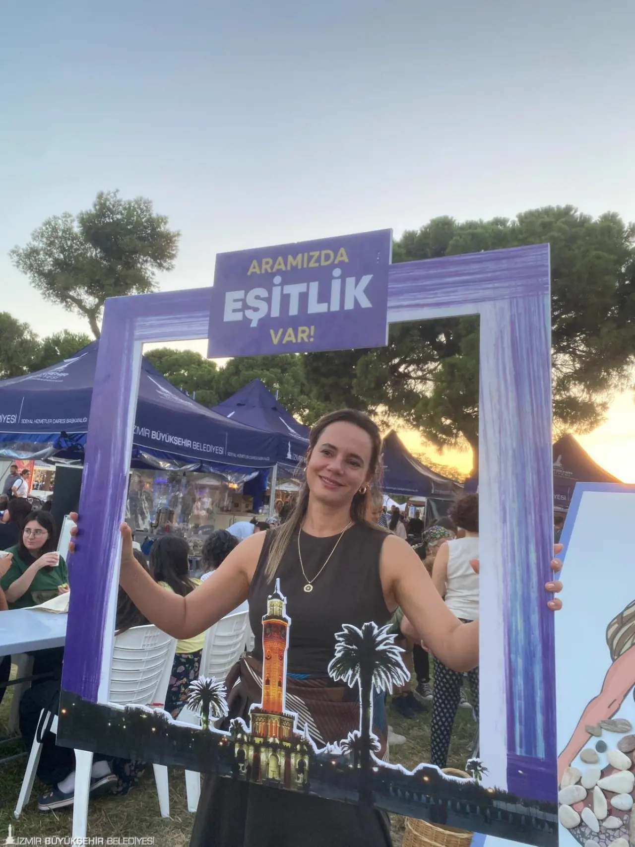 Bu yıl 94. kez kapılarını açan İzmir Enternasyonal Fuarı (İEF) kapsamında çocuklar, gençler ve kadınlar için özel olarak hazırlanan alanlarda gün boyu ücretsiz pek çok etkinlik ve atölye çalışması düzenleniyor. Katılanlar hem eğleniyor hem öğreniyor hem de farkındalık kazanıyor.