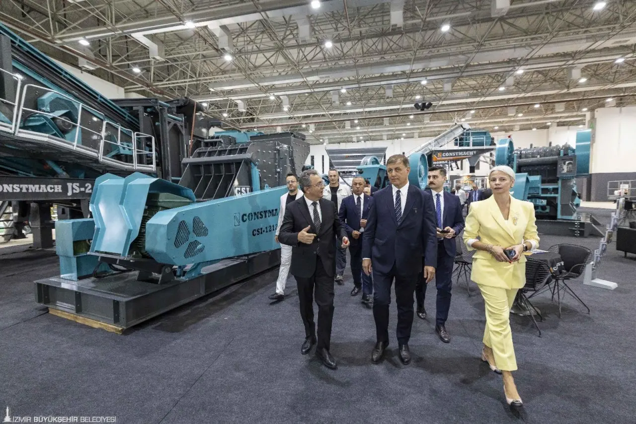 İzmir Büyükşehir Belediye Başkanı Dr. Cemil Tugay 11. MINEX – Uluslararası Madencilik, Doğal Kaynaklar ve Teknolojileri Fuarı’nın açılışını yaptı. Başkan Tugay, “MINEX, bu yıl da ülkemizin madencilik sektöründeki gücünü dünyaya tanıtıyor. 365 katılımcı firma ve 44 ülkeden ziyaretçiler, Avrupa’dan Asya’ya, Ortadoğu’dan Afrika’ya kadar uzanan iş birlikleriyle bu fuar, ihracat, istihdam ve ülke ekonomisine katkı sağlayan bir buluşma noktasıdır” dedi. 