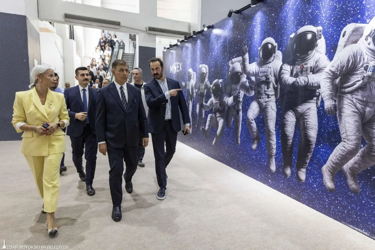 İzmir Büyükşehir Belediye Başkanı Dr. Cemil Tugay 11. MINEX – Uluslararası Madencilik, Doğal Kaynaklar ve Teknolojileri Fuarı’nın açılışını yaptı. Başkan Tugay, “MINEX, bu yıl da ülkemizin madencilik sektöründeki gücünü dünyaya tanıtıyor. 365 katılımcı firma ve 44 ülkeden ziyaretçiler, Avrupa’dan Asya’ya, Ortadoğu’dan Afrika’ya kadar uzanan iş birlikleriyle bu fuar, ihracat, istihdam ve ülke ekonomisine katkı sağlayan bir buluşma noktasıdır” dedi. 