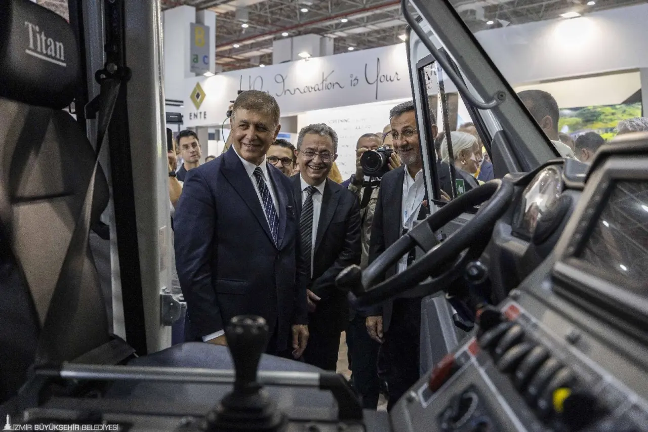 İzmir Büyükşehir Belediye Başkanı Dr. Cemil Tugay 11. MINEX – Uluslararası Madencilik, Doğal Kaynaklar ve Teknolojileri Fuarı’nın açılışını yaptı. Başkan Tugay, “MINEX, bu yıl da ülkemizin madencilik sektöründeki gücünü dünyaya tanıtıyor. 365 katılımcı firma ve 44 ülkeden ziyaretçiler, Avrupa’dan Asya’ya, Ortadoğu’dan Afrika’ya kadar uzanan iş birlikleriyle bu fuar, ihracat, istihdam ve ülke ekonomisine katkı sağlayan bir buluşma noktasıdır” dedi. 