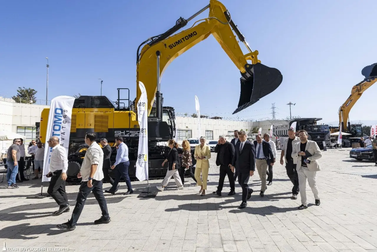 İzmir Büyükşehir Belediye Başkanı Dr. Cemil Tugay 11. MINEX – Uluslararası Madencilik, Doğal Kaynaklar ve Teknolojileri Fuarı’nın açılışını yaptı. Başkan Tugay, “MINEX, bu yıl da ülkemizin madencilik sektöründeki gücünü dünyaya tanıtıyor. 365 katılımcı firma ve 44 ülkeden ziyaretçiler, Avrupa’dan Asya’ya, Ortadoğu’dan Afrika’ya kadar uzanan iş birlikleriyle bu fuar, ihracat, istihdam ve ülke ekonomisine katkı sağlayan bir buluşma noktasıdır” dedi. 