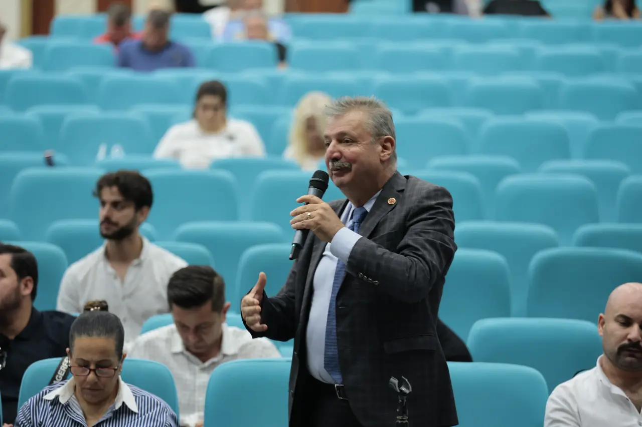 Konak Belediye Meclisi eylül ayı birleşiminde, 1 Eylül Dünya Barış Günü vurgusu yapıldı. Konak Kent Konseyinin de önerisiyle, savaş ve açlıkla mücadele eden Gazze’nin Kardeş Şehir olarak ilanı oy birliğiyle kabul edildi.