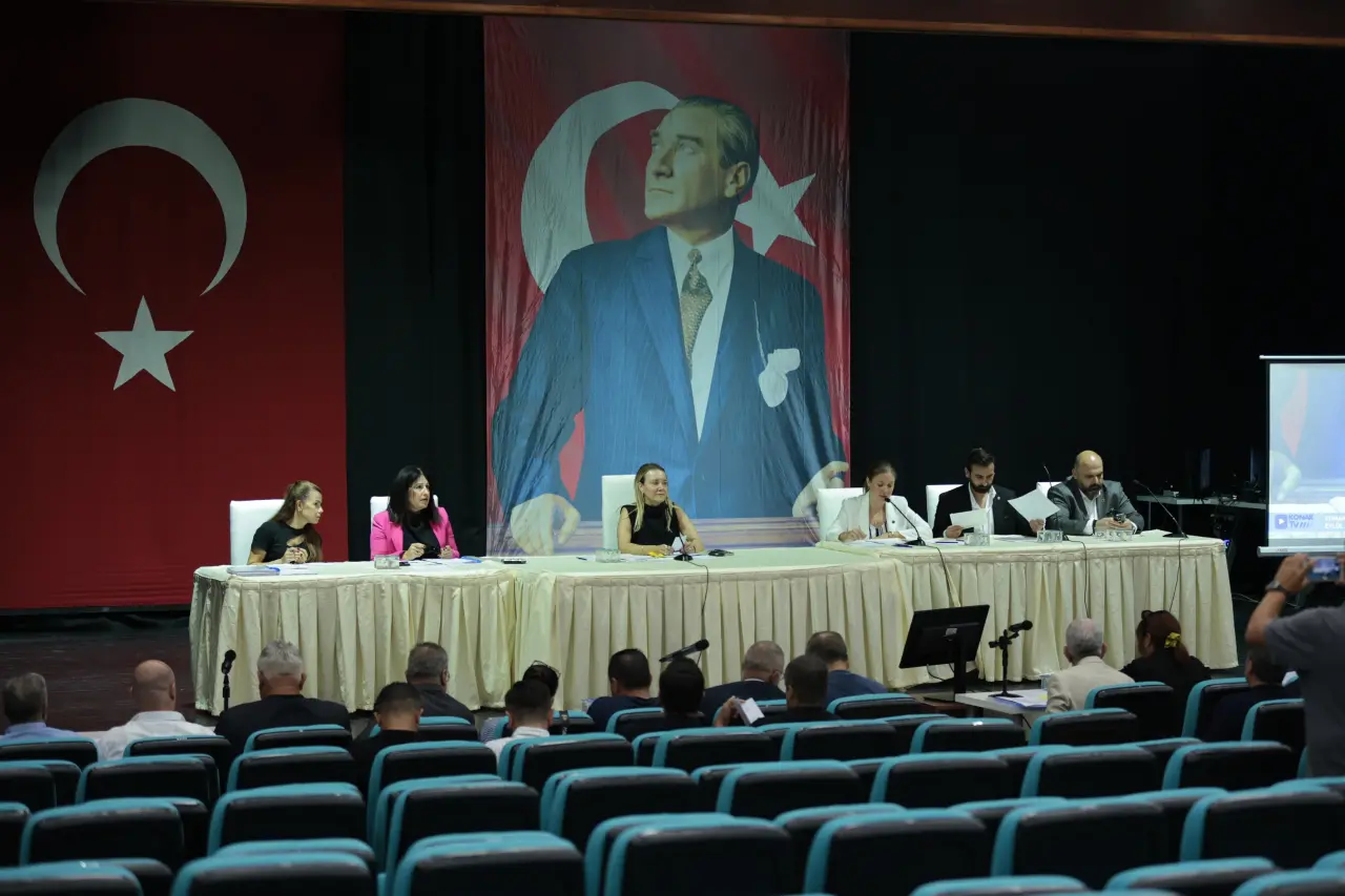 Konak Belediye Meclisi eylül ayı birleşiminde, 1 Eylül Dünya Barış Günü vurgusu yapıldı. Konak Kent Konseyinin de önerisiyle, savaş ve açlıkla mücadele eden Gazze’nin Kardeş Şehir olarak ilanı oy birliğiyle kabul edildi.