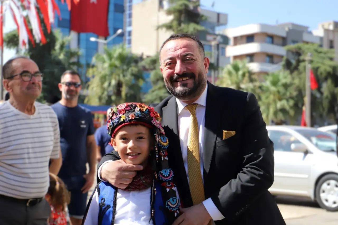 Ödemiş’in düşman işgalinden kurtuluşunun 103. Yılı 3 Eylül Çarşamba günü  düzenlenen  törenle coşkuyla kutlandı.  Hükümet Meydanı önünde yapılan törende,  Atatürk Anıtı’na çelenk konulması, saygı duruşu ve İstiklal Marşımızın söylenmesinin ardından üç pare top atışı gerçekleşti.