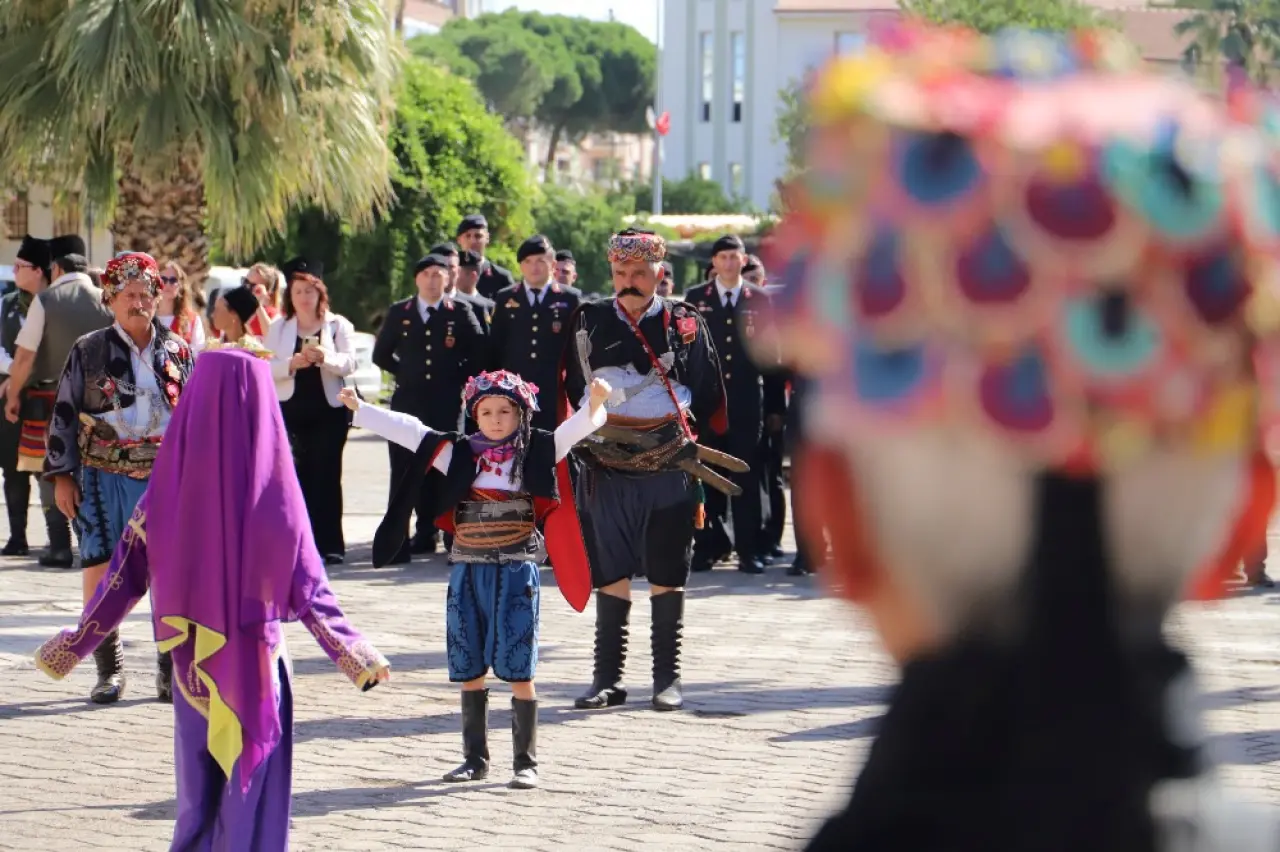 Ödemiş’in düşman işgalinden kurtuluşunun 103. Yılı 3 Eylül Çarşamba günü  düzenlenen  törenle coşkuyla kutlandı.  Hükümet Meydanı önünde yapılan törende,  Atatürk Anıtı’na çelenk konulması, saygı duruşu ve İstiklal Marşımızın söylenmesinin ardından üç pare top atışı gerçekleşti.