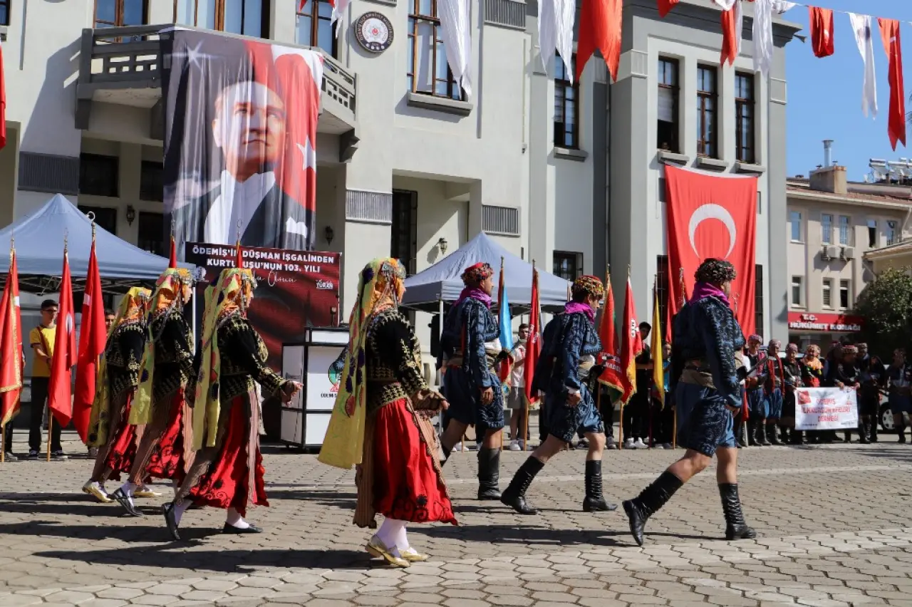 Ödemiş’in düşman işgalinden kurtuluşunun 103. Yılı 3 Eylül Çarşamba günü  düzenlenen  törenle coşkuyla kutlandı.  Hükümet Meydanı önünde yapılan törende,  Atatürk Anıtı’na çelenk konulması, saygı duruşu ve İstiklal Marşımızın söylenmesinin ardından üç pare top atışı gerçekleşti.