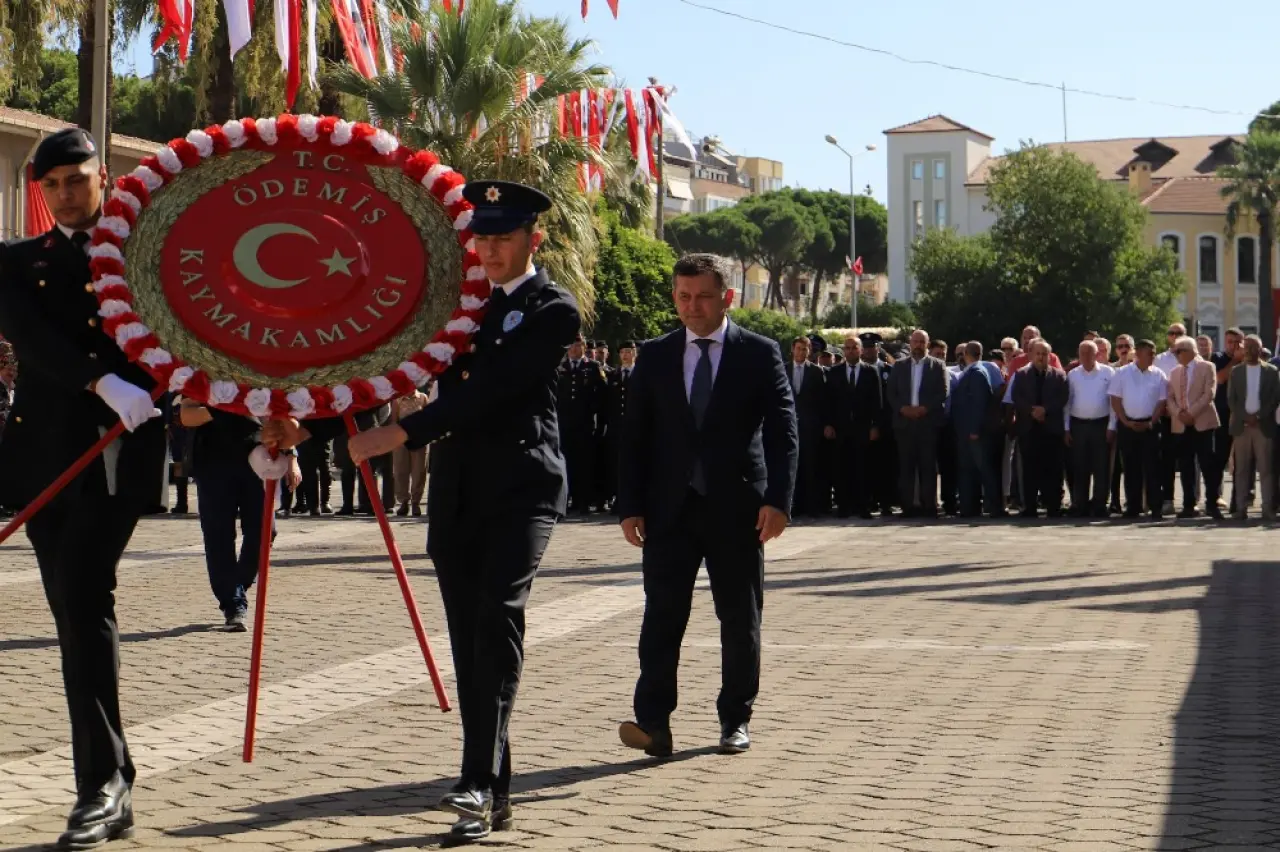 Ödemiş’in düşman işgalinden kurtuluşunun 103. Yılı 3 Eylül Çarşamba günü  düzenlenen  törenle coşkuyla kutlandı.  Hükümet Meydanı önünde yapılan törende,  Atatürk Anıtı’na çelenk konulması, saygı duruşu ve İstiklal Marşımızın söylenmesinin ardından üç pare top atışı gerçekleşti.