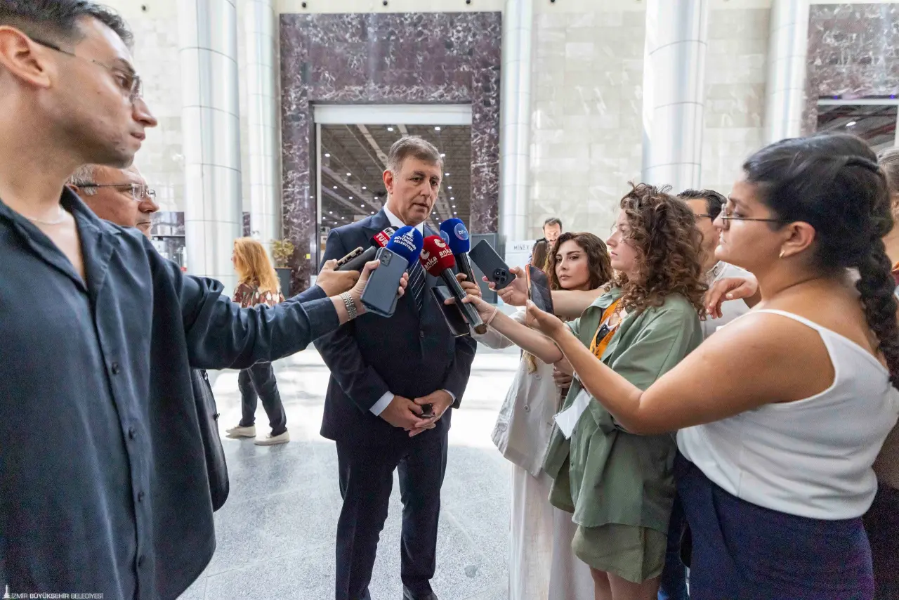 İzmir Büyükşehir Belediye Başkanı Dr. Cemil Tugay, basın mensuplarının gündeme ilişkin sorularını yanıtladı. Atık tesisleri konusunda Çevre, Şehircilik ve İklim Değişikliği Bakanlığı ile çözüm odaklı görüşebildiklerini ifade eden Başkan Tugay, “Kısa vadede Harmandalı’da ya da başka bir yerde geçici olarak bir kullanım kararı çıkabilir. Bu kısa süreli ve geçici bir karar olacaktır. Biz orta ve uzun vadede yeni bertaraf tesisleri kurarak hiç kimseyi rahatsız etmeyecek şekilde İzmir’in çöpünü bertaraf edeceğiz” dedi.