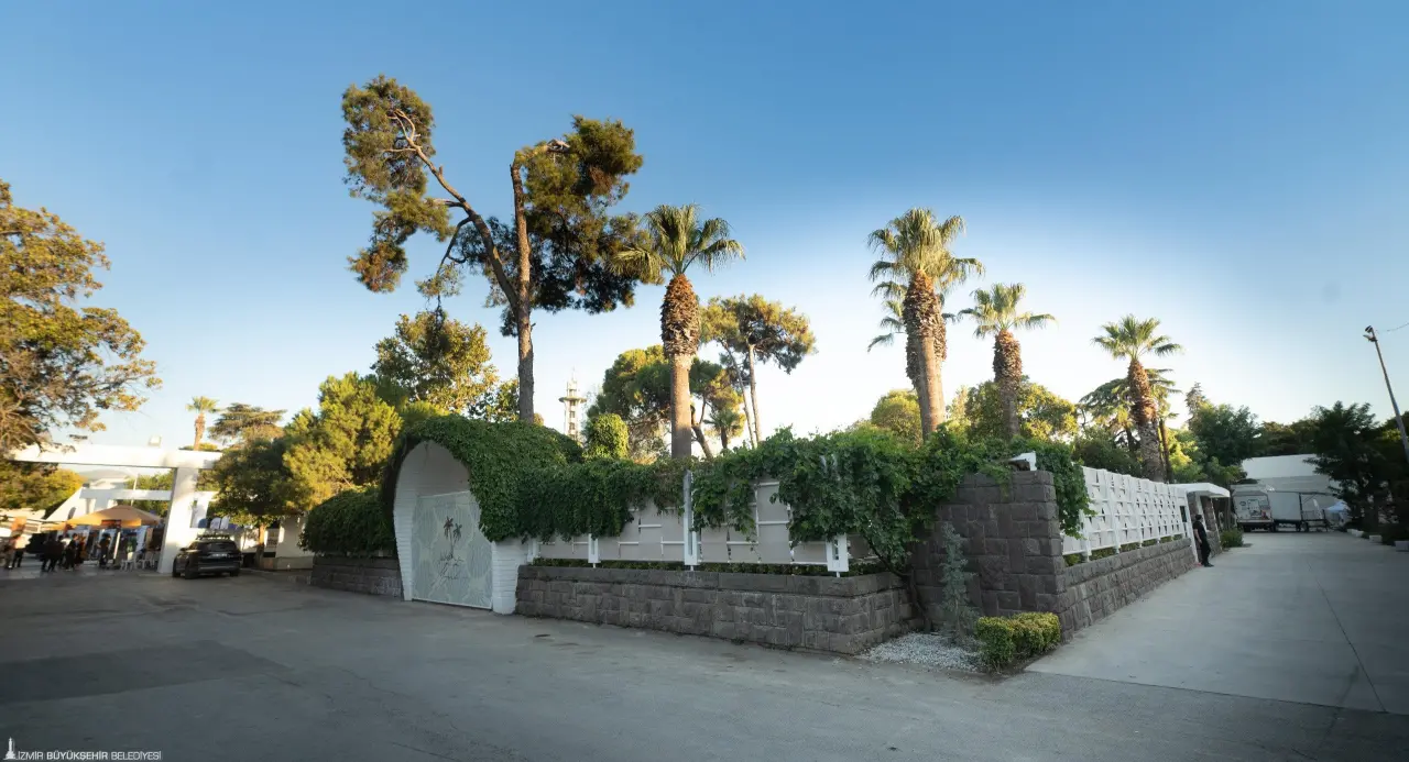 İzmir’in ve Kültürpark’ın simgelerinden Mogambo, Güzel İzmir Hareketi ve Grand Plaza iş birliğiyle 94’üncü İEF kapsamında restoran ve şehir kulübü olarak yeniden hizmete açıldı. 